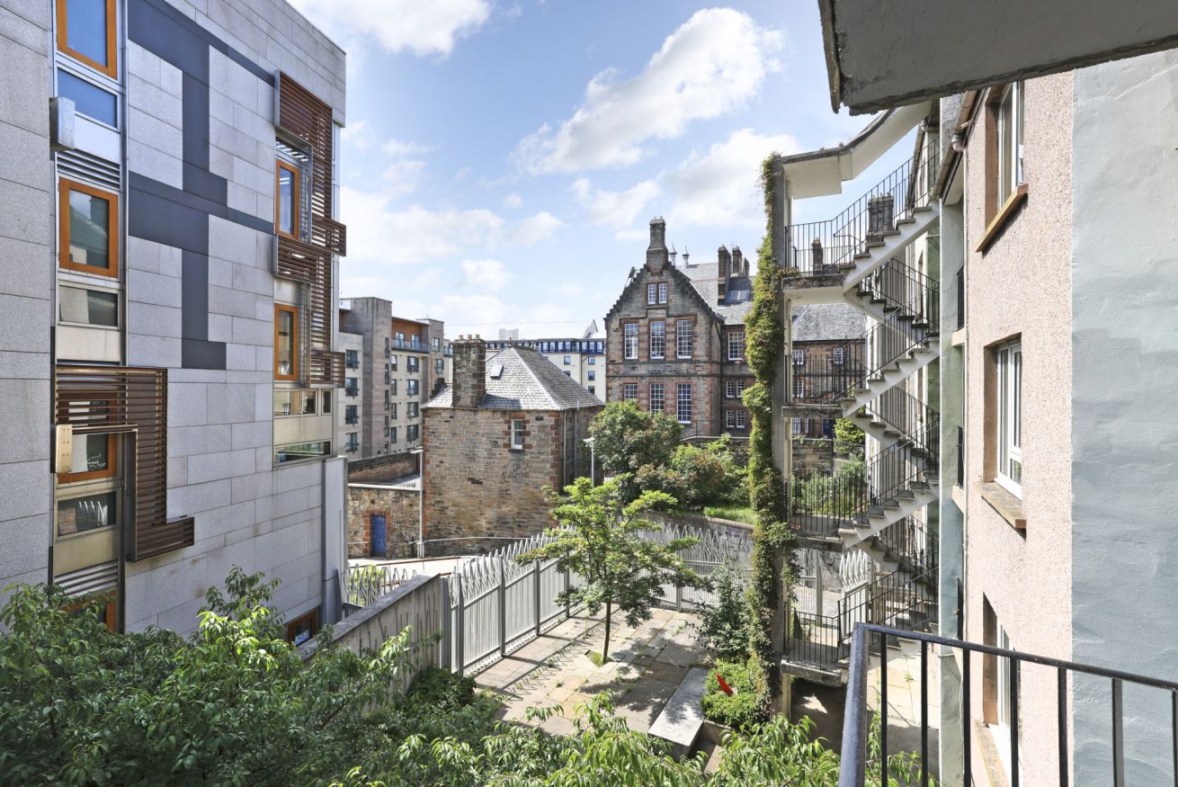 Property Image 2 - Contemporary Royal Mile Apartment w/Balcony