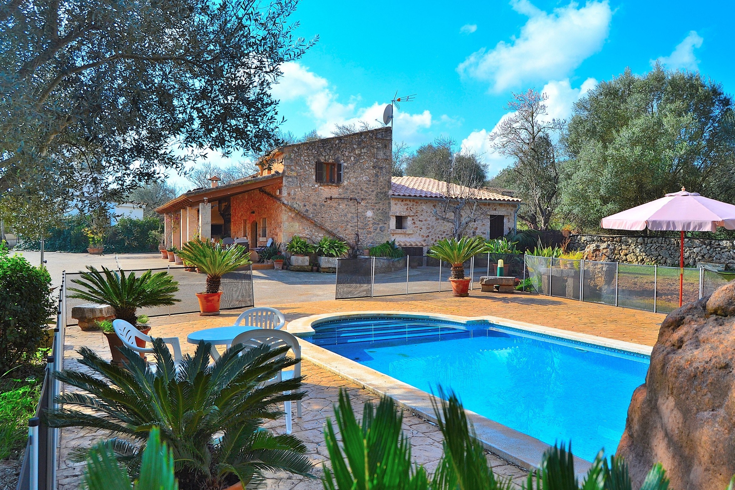 From 100 € per day you can rent your finca in Mallorca from private
LLUIBI