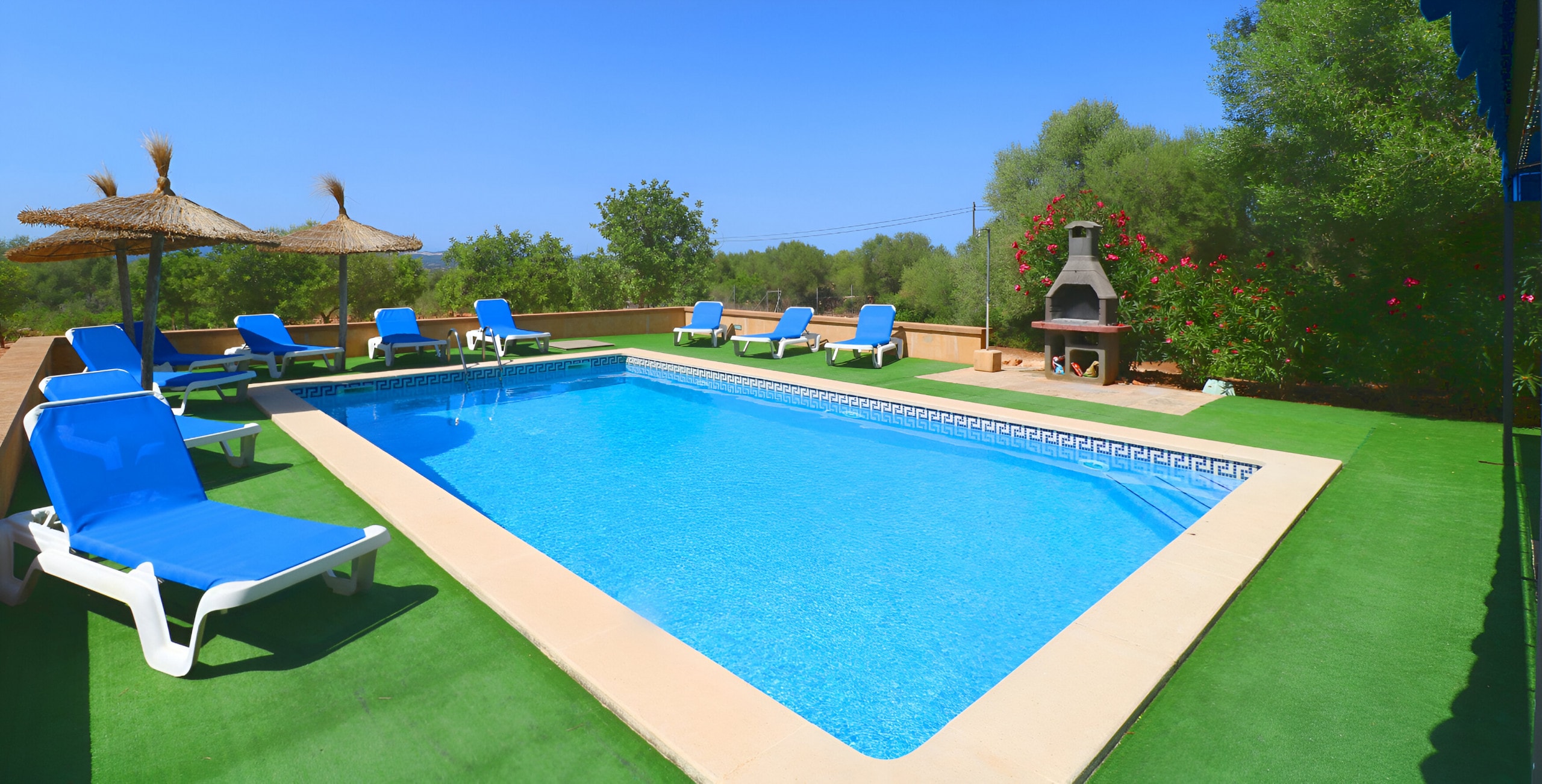 Impeccable swimming pool perfect for family holidays