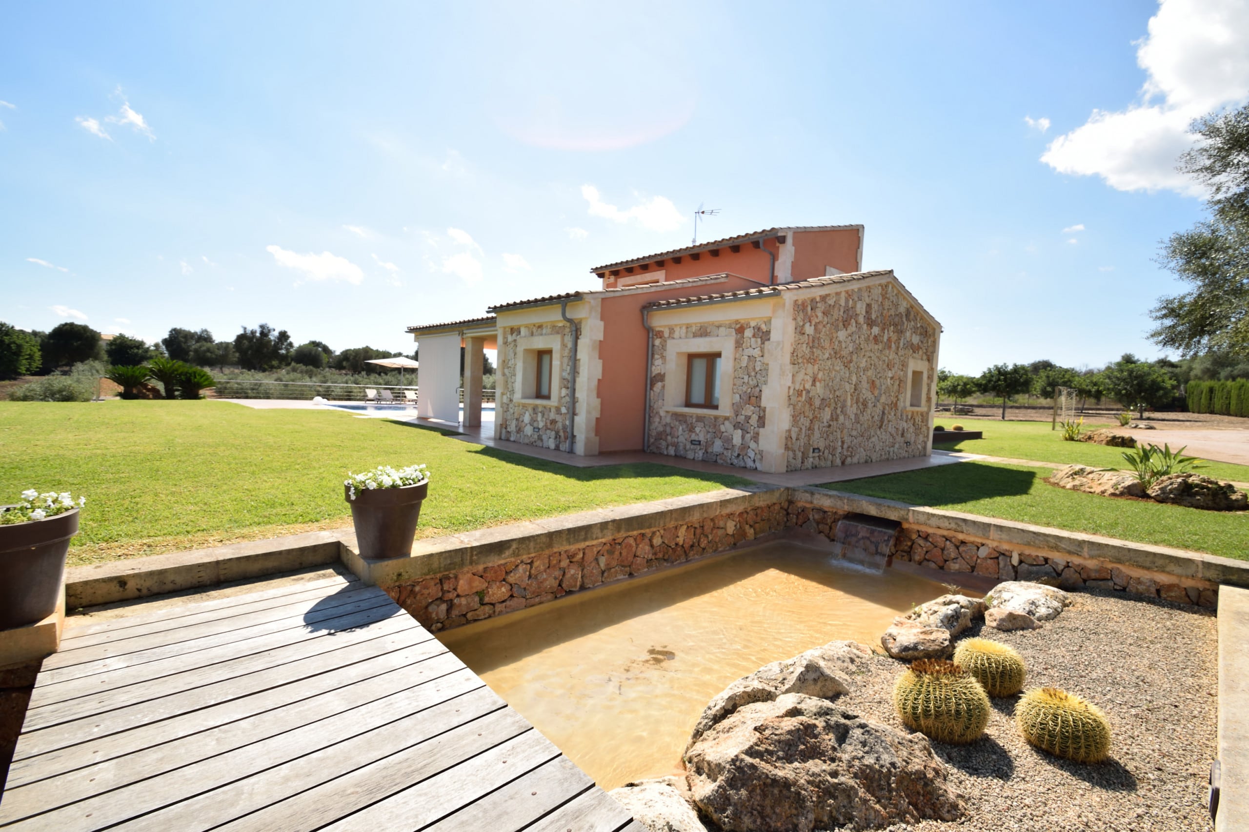 Superior Modern Villa with Luxurious Pool and Jacuzzi