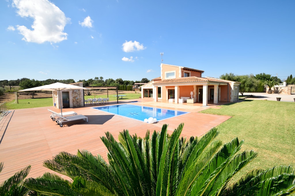 Finca with garden and swimming pool for rent in Majorca