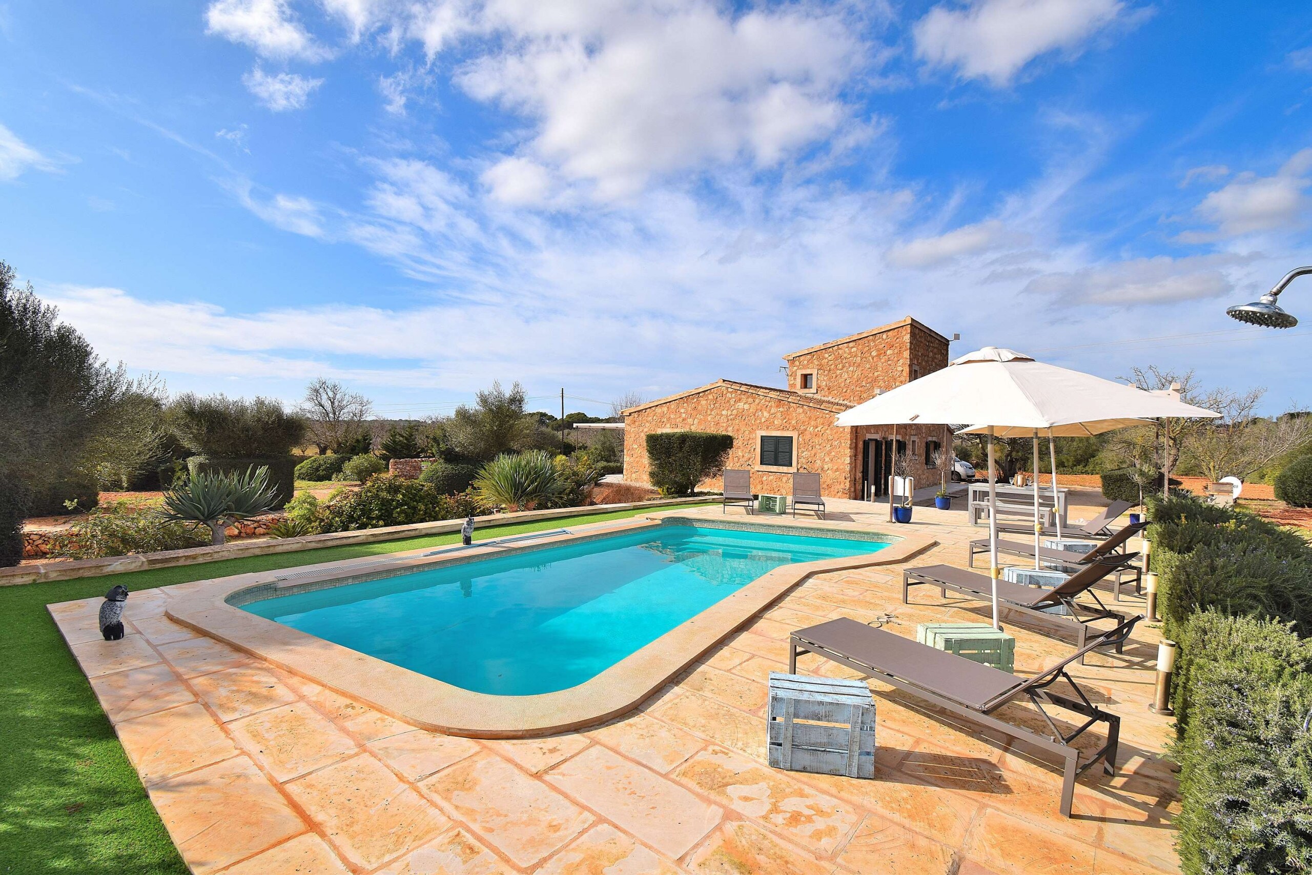 photo of holiday home with swimming pool 