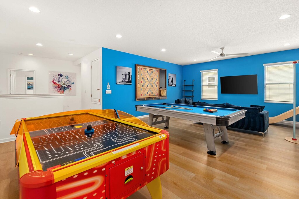 Loft w/ Air Hockey, Pool Table & Mini Jungle Gym *Highlight*