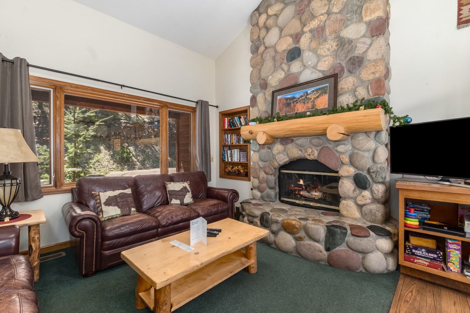 Cascade - Living room with 2 sofas, a flat screen TV and a stone fireplace.