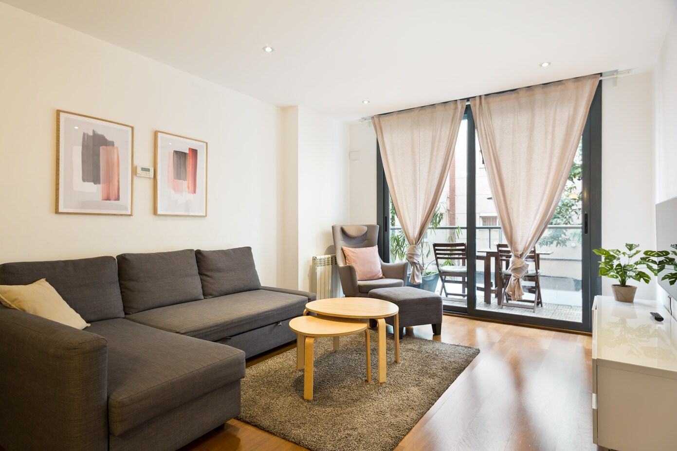 Property Image 2 - Affluent Plush Apartment with City Views from Balcony