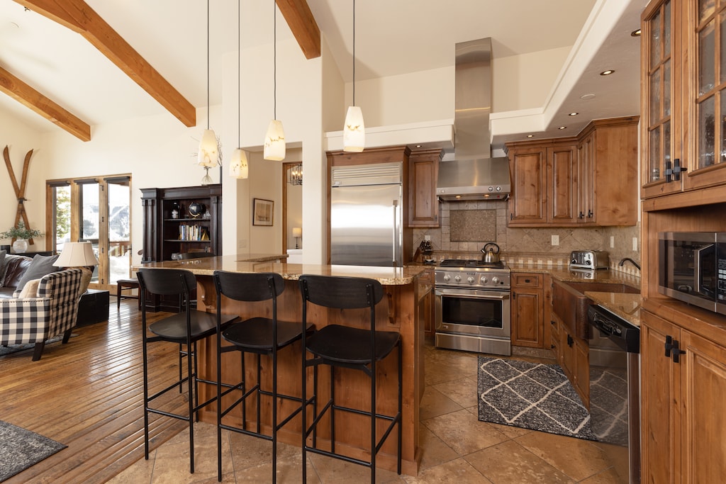 Have breakfast at the bar | Main Level