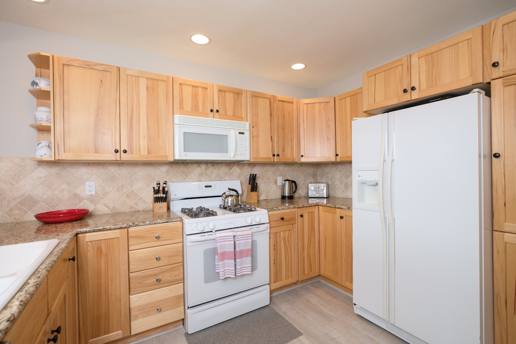 There's everything you need in this kitchen | Main Level