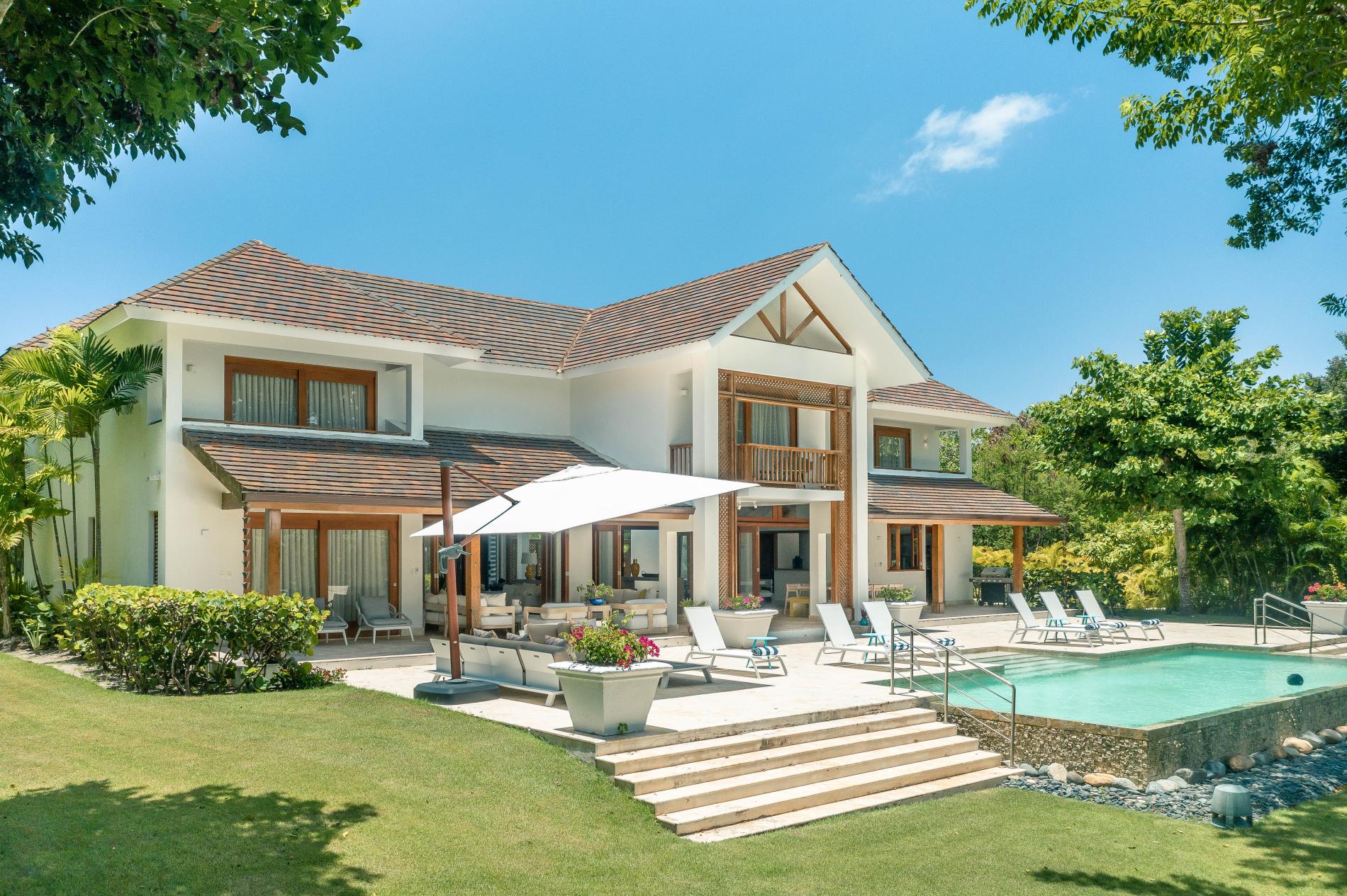 Property Image 1 - Mesmerizing Luxurious Villa close to the Beach