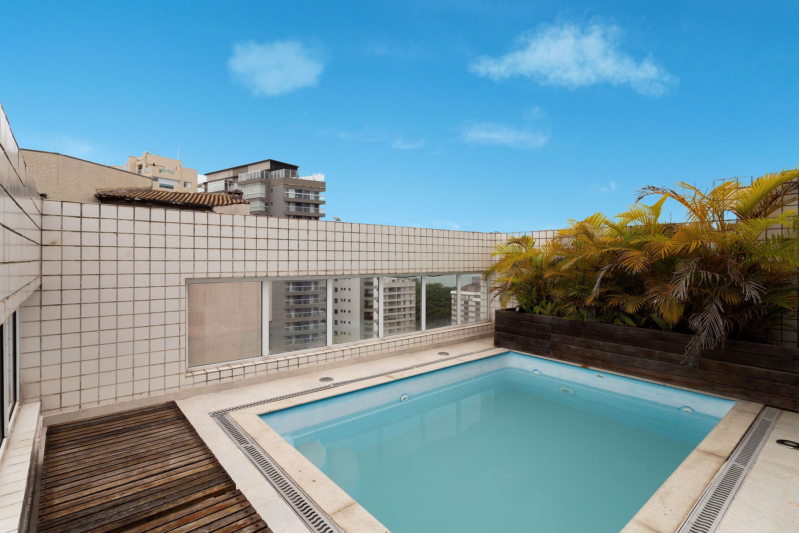 Property Image 2 - Triplex with rooftop pool in Guarujá
