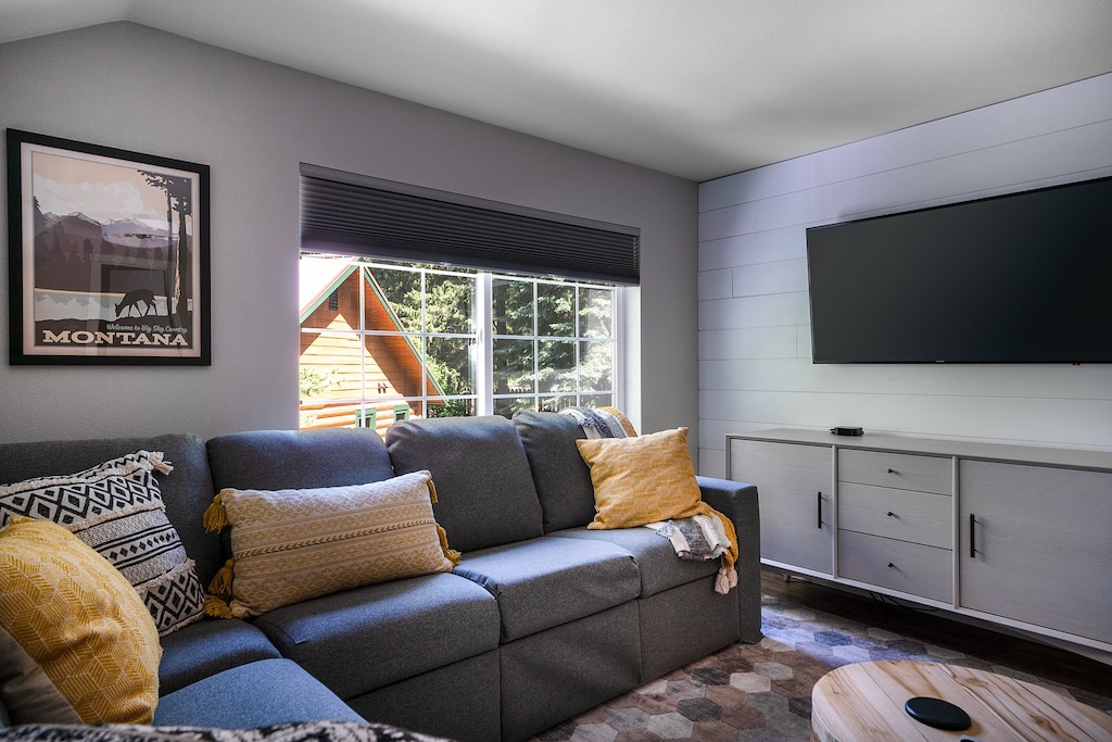 Amazing views and natural light | Upper level