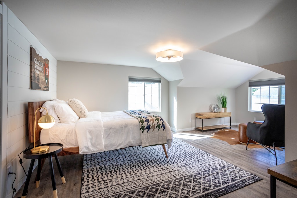 Dreamy bedroom | Queen Bed | Upper level
