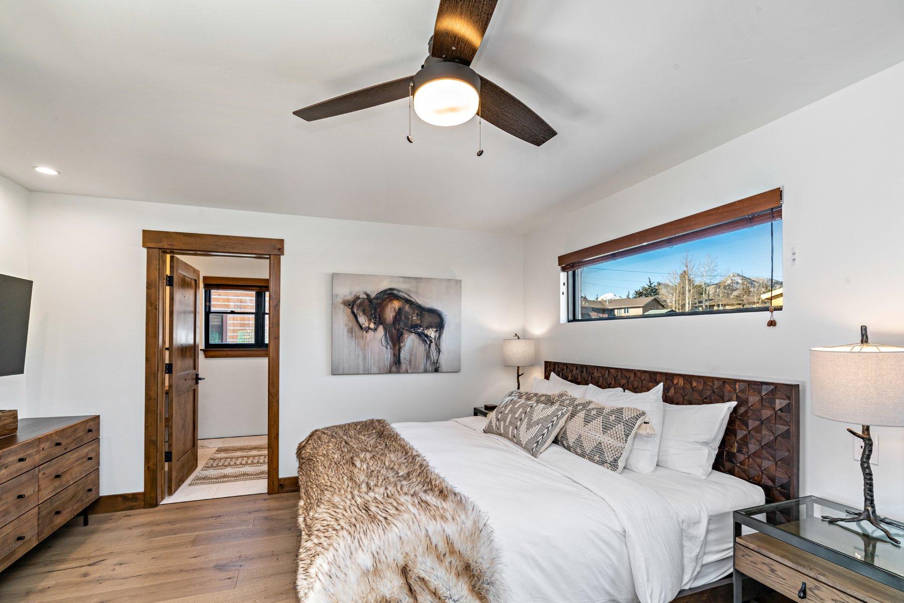 BRAND NEW CABIN! Indoor/Outdoor Fireplace, Jacuzzi, Heated Bathroom Floors