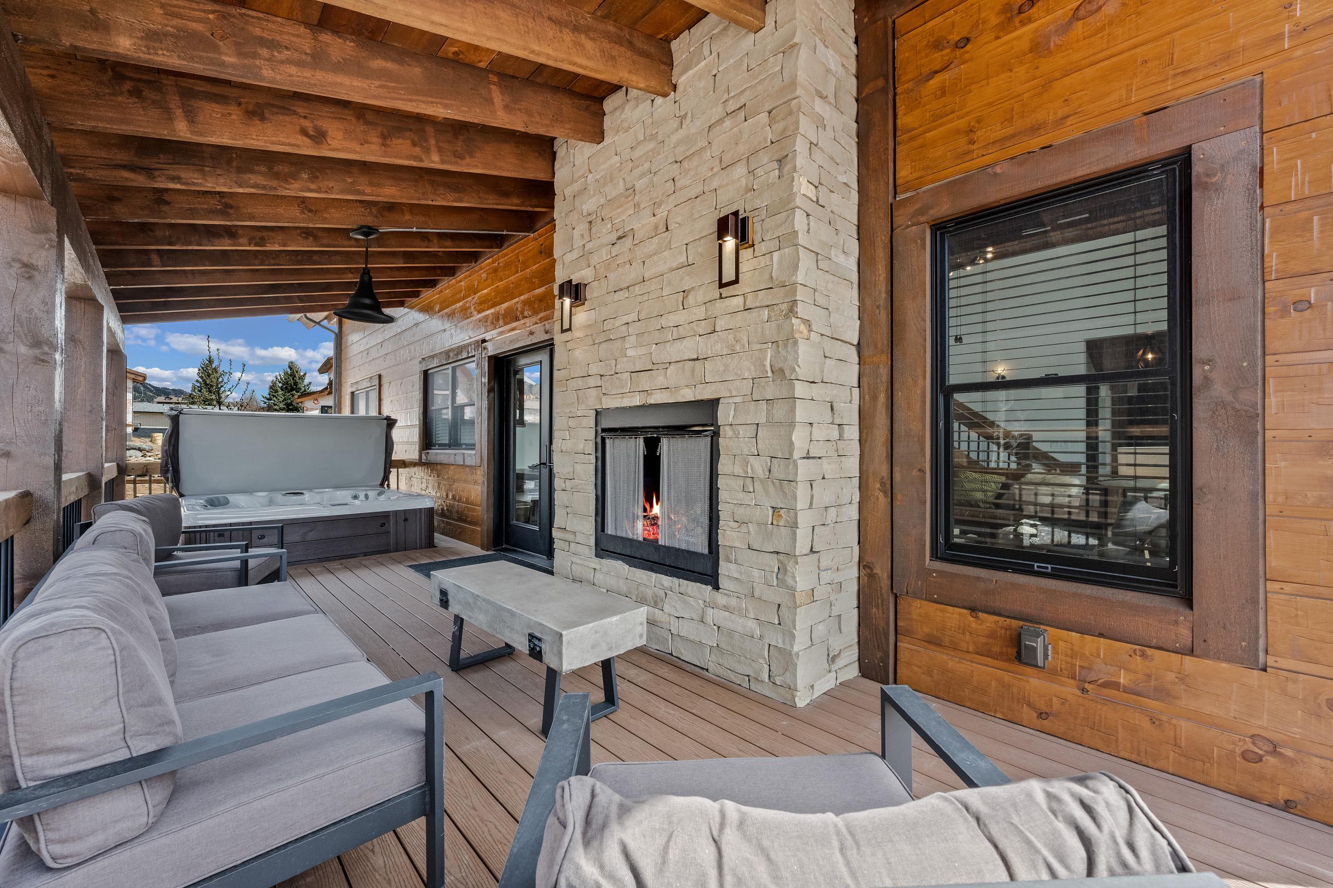 Brand NEW! Located on Lake Estes Private Jacuzzi Two Patios Indoor and Outdoor Fireplace