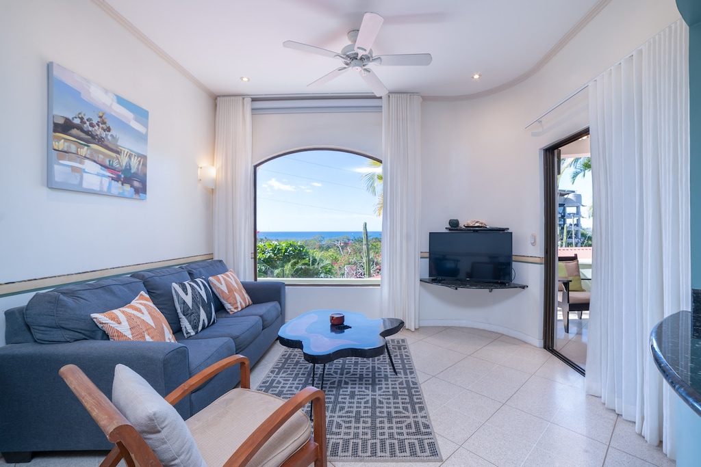 Bright and spacious, ocean view from everywhere