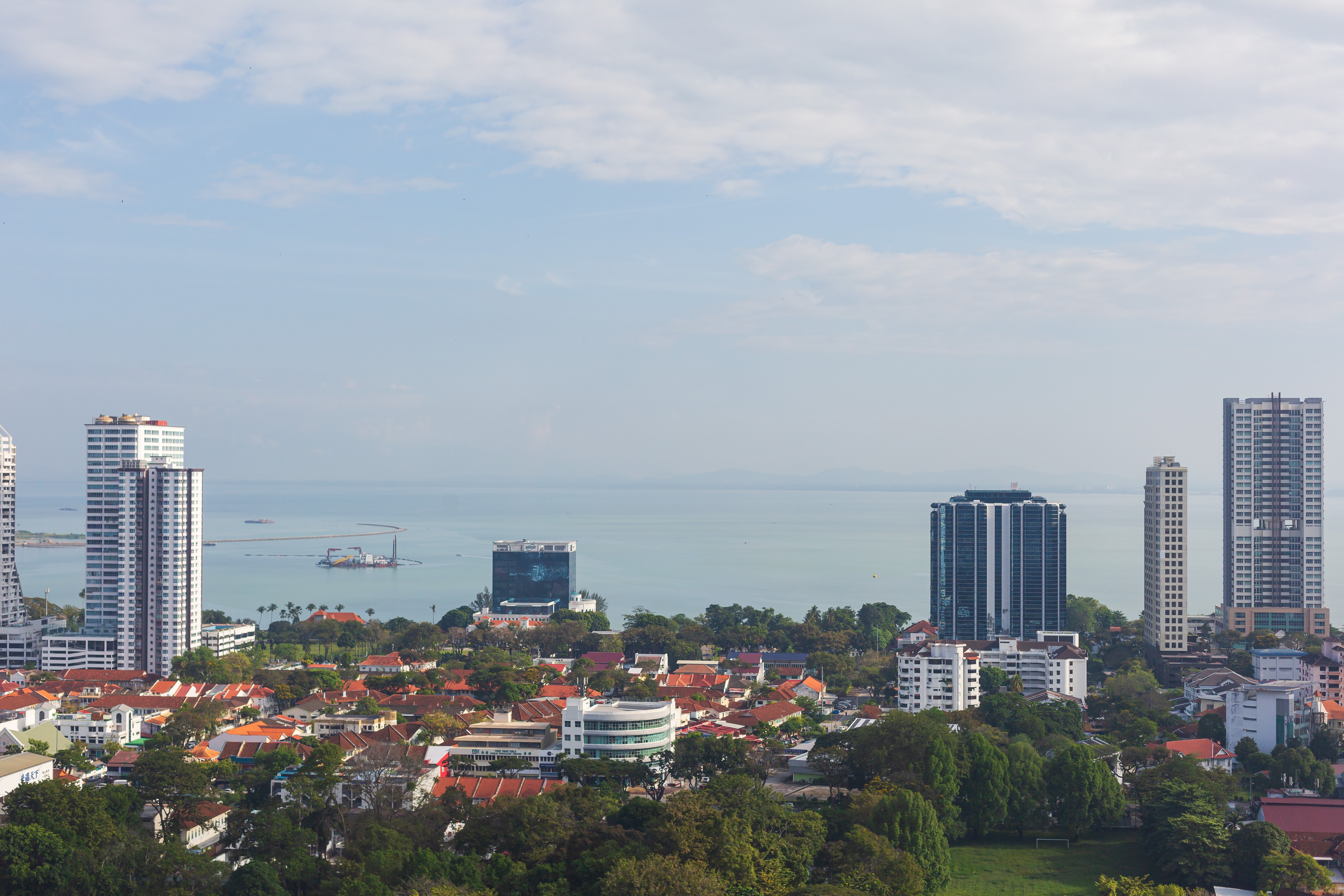 Artistic 3 Bedroom Deluxe Apartment with Komtar and Sea Views 