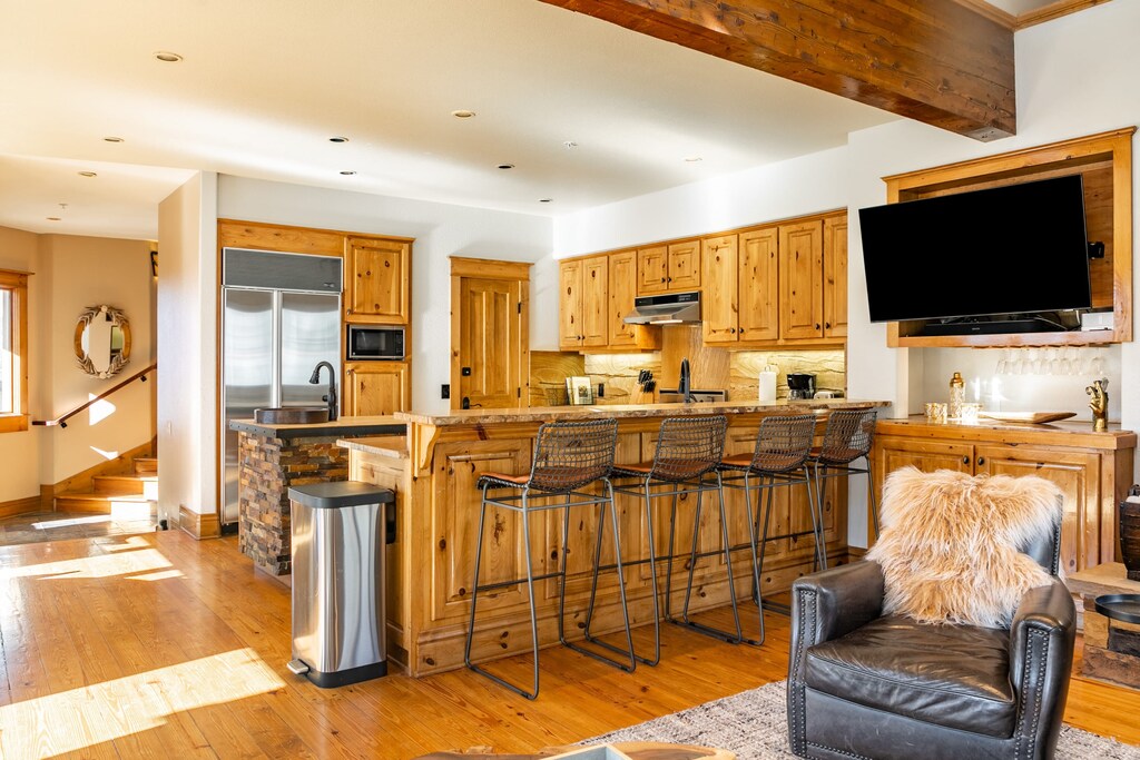 Kitchen breakfast bar.