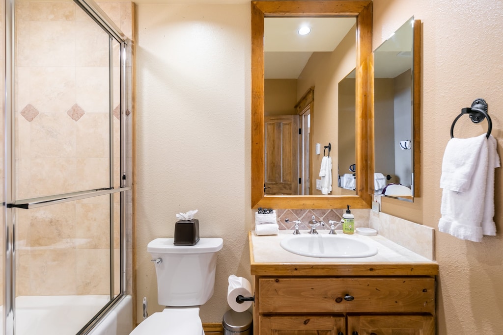 Bedroom 2's ensuite.