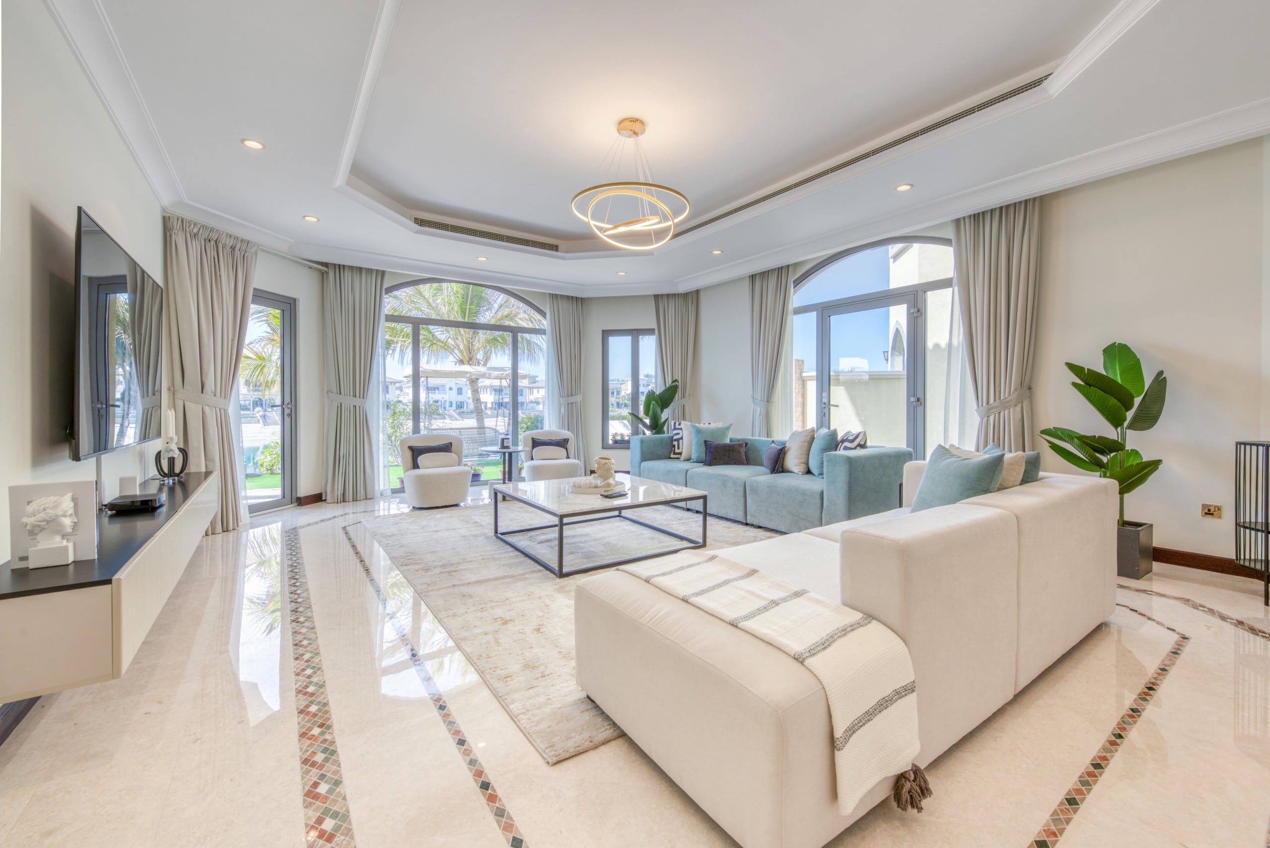 Property Image 2 - Glamorous 5BR Villa with Assistant Room and Private Pool in Frond C Palm Jumeirah