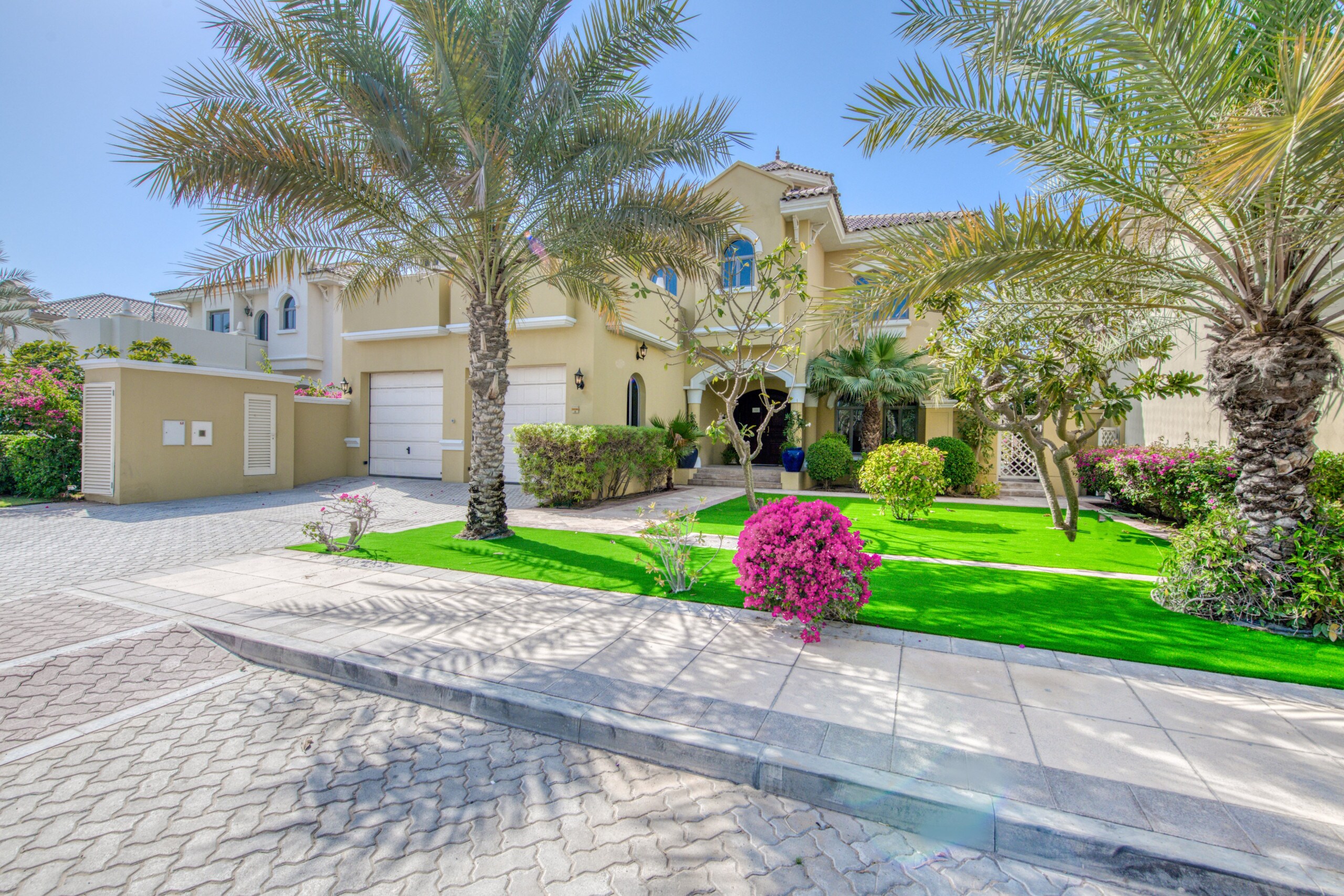 Property Image 1 - Glamorous 5BR Villa with Assistant Room and Private Pool in Frond C Palm Jumeirah
