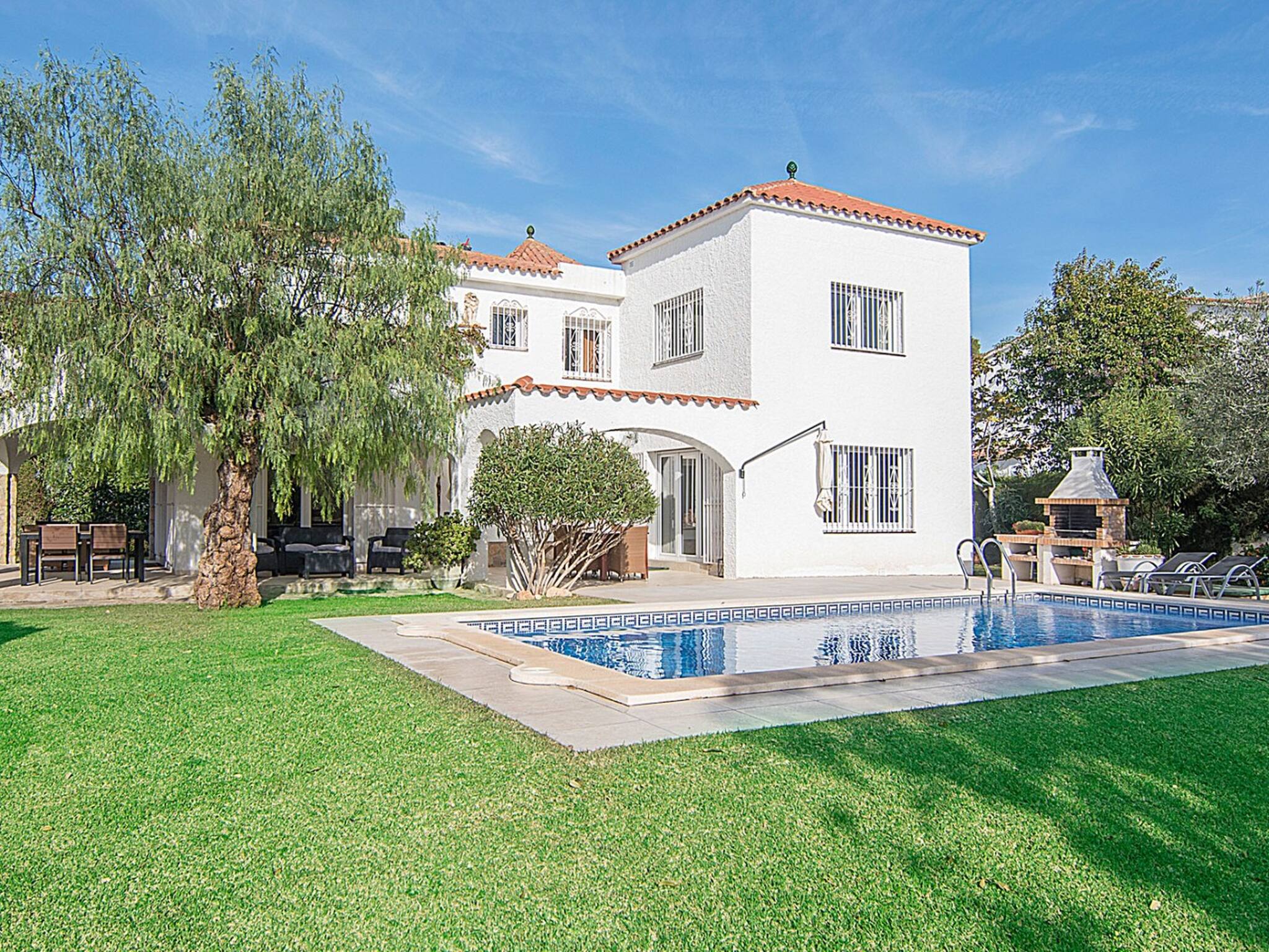 Property Image 1 - Villa with private pool located 50m from the beach - by feelluxuryholidays