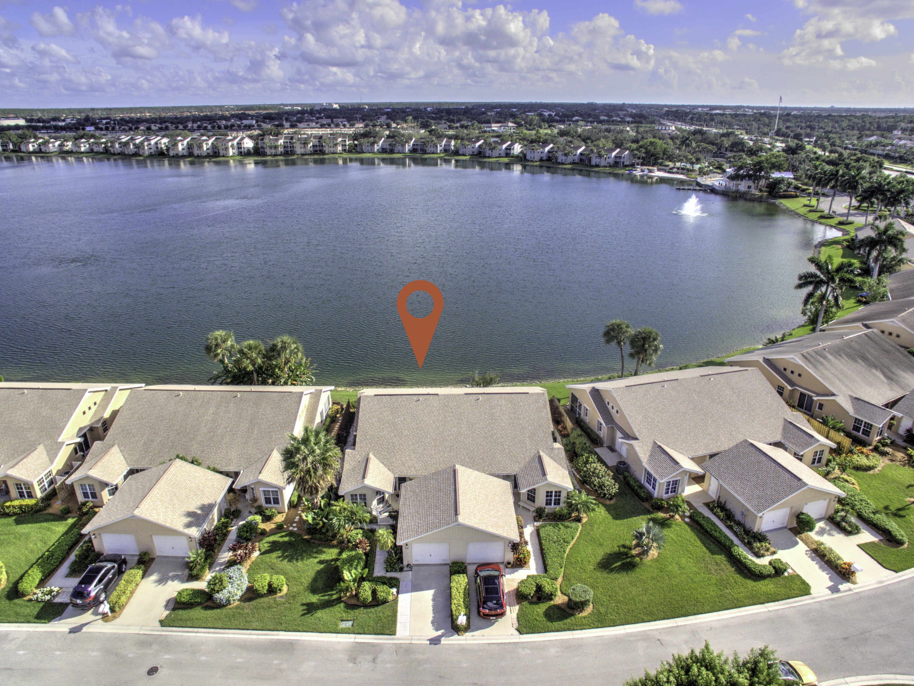 Lake View Villa with a 1 Car Garage, 2 Bedrooms in Lakeside of Naples