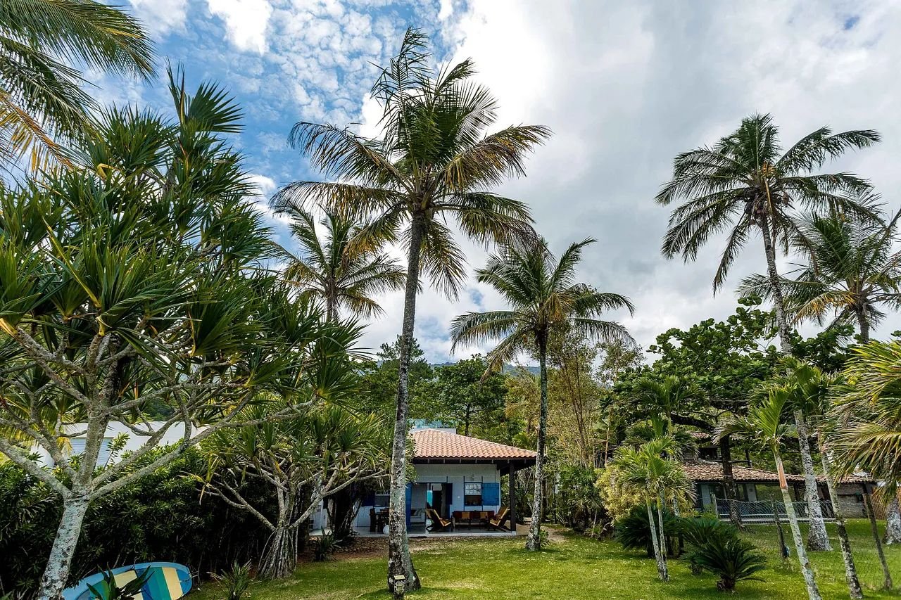 Property Image 2 - Beachfront house with garden and barbecue