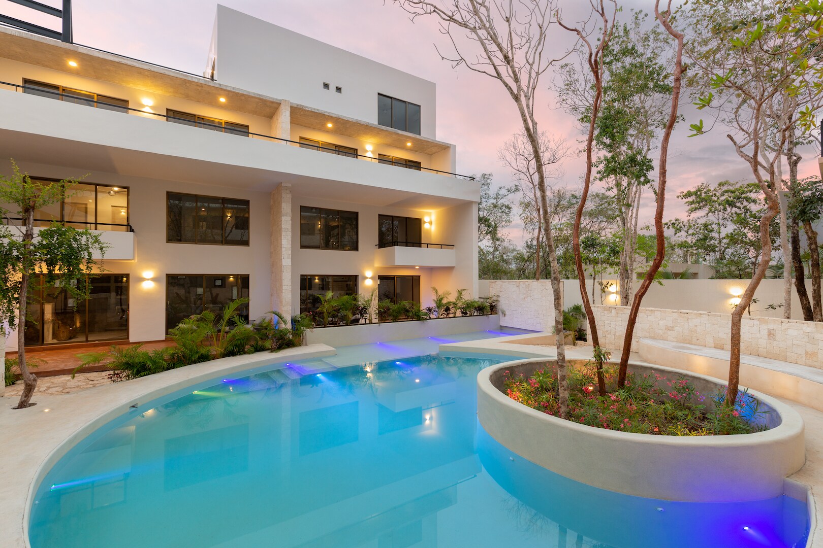 Property Image 2 - Exclusive 10BR 5Apt For Your Large Party | City-Centered | Shared Pool | Free Parking
