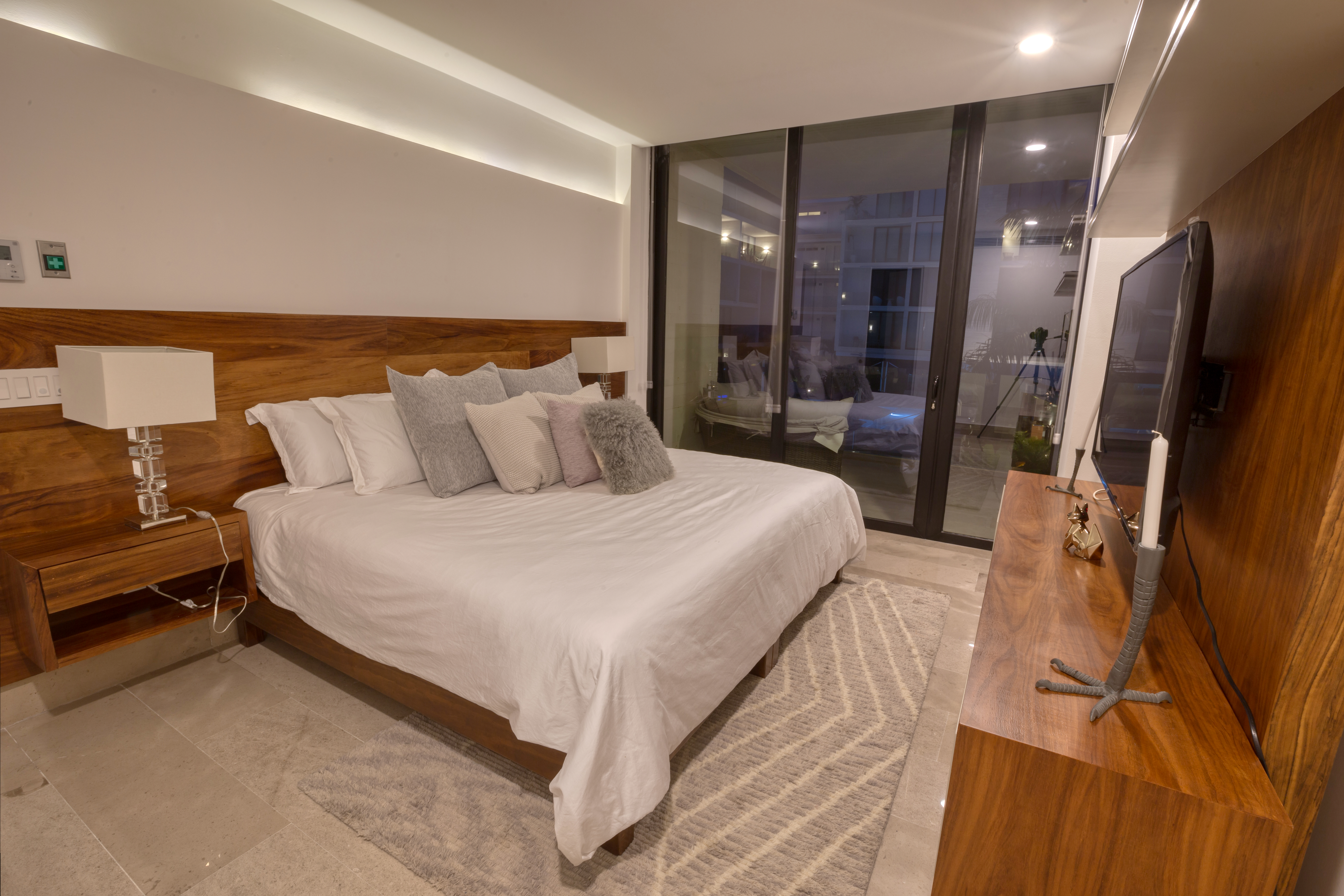 Master bedroom. Master bedroom.