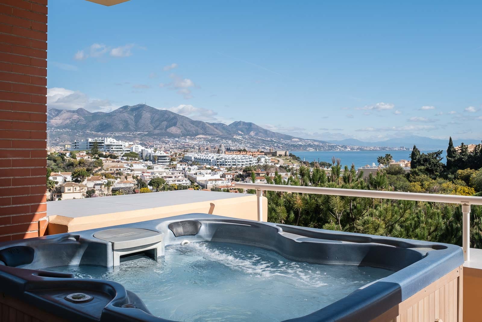 Property Image 1 - Vibrant Sea Views  Jacuzzi Apartment