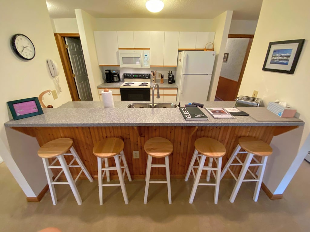 Kitchen with 5-stool breakfast bar