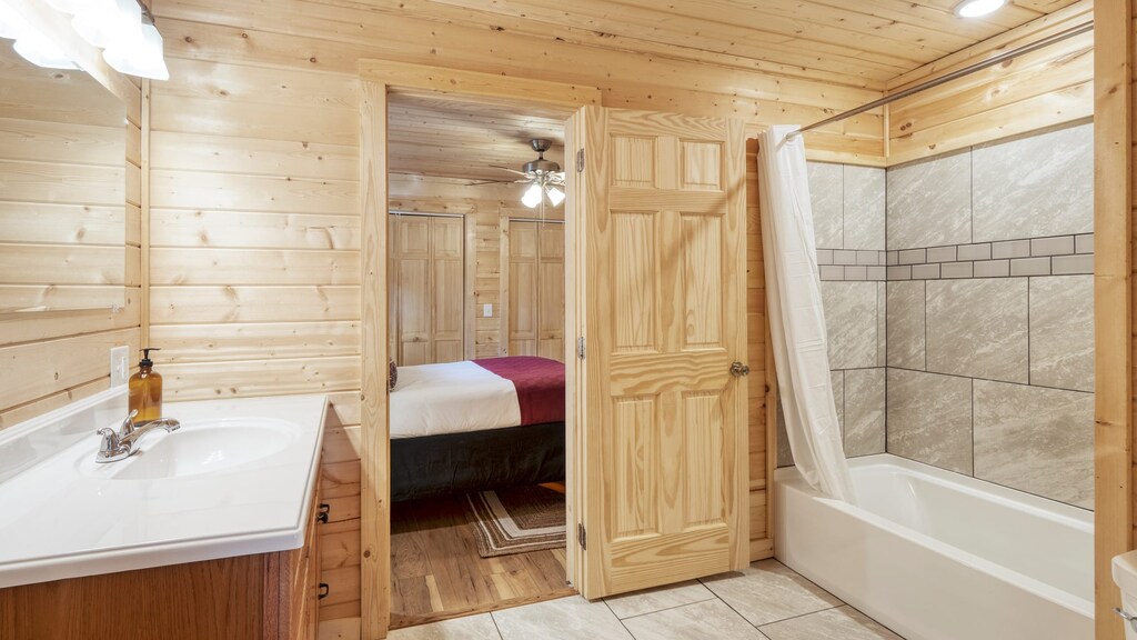 Bedroom 3's shared ensuite with bedroom 4.