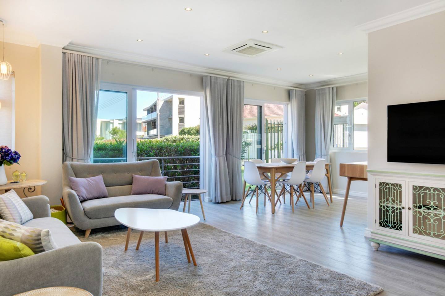 Property Image 2 - Stylish 2 Bedroom Apartment in Camps Bay (A Silvertide)