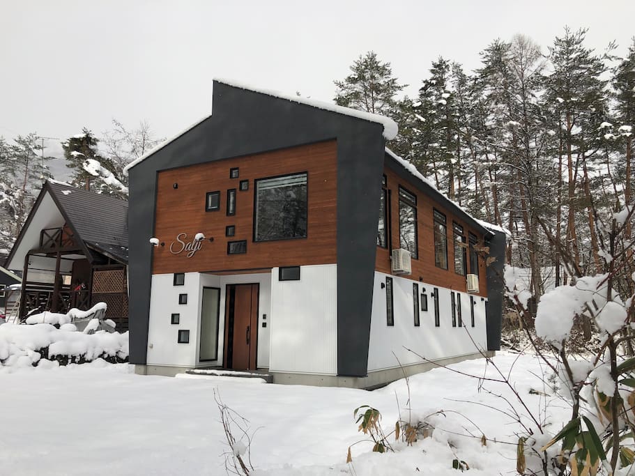 Property Image 1 - Polished modern  5 bedroom house in Hakuba