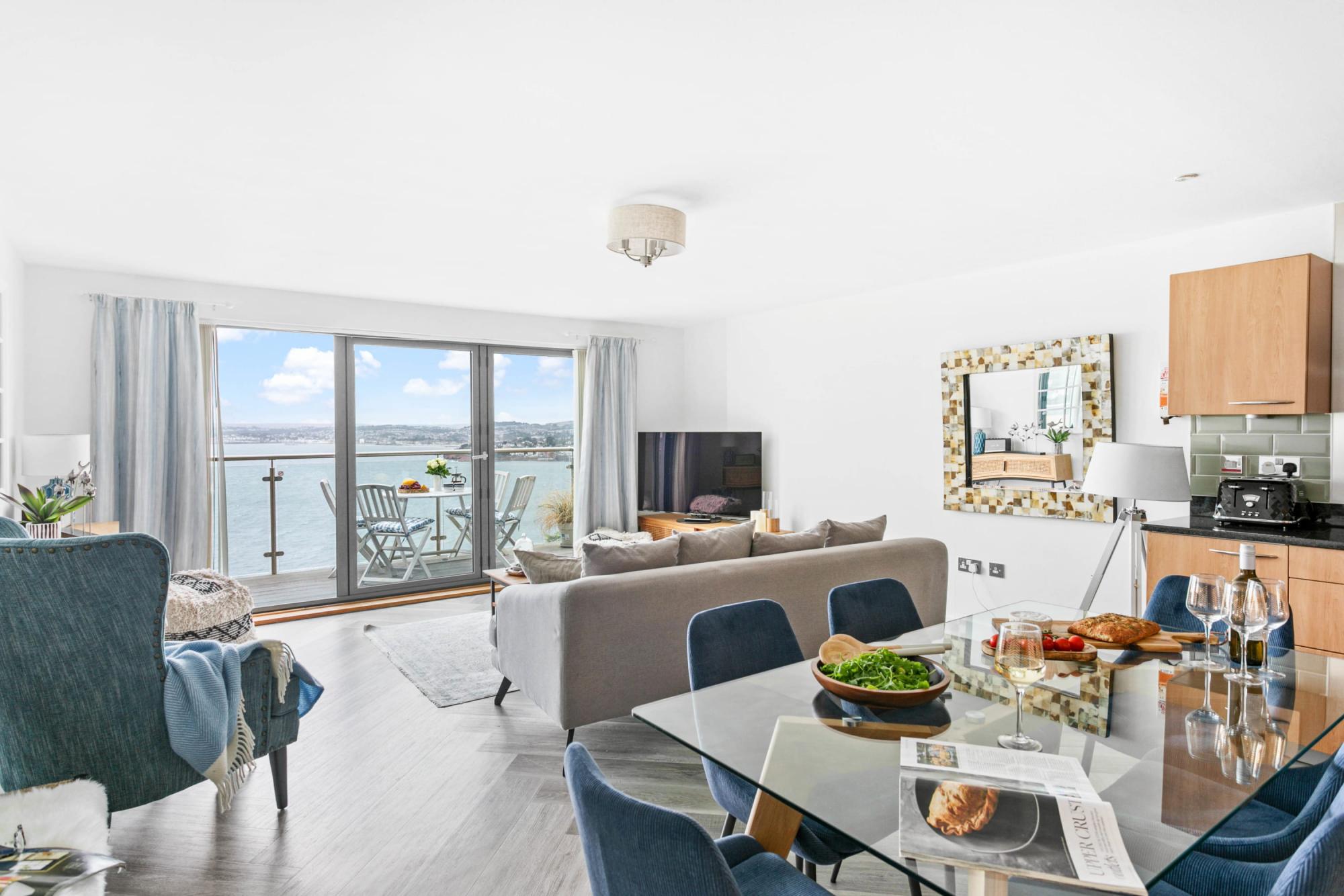 Property Image 2 - A7 Masts - Striking beachside apartment with beautiful sea views  private balcony and secure parking