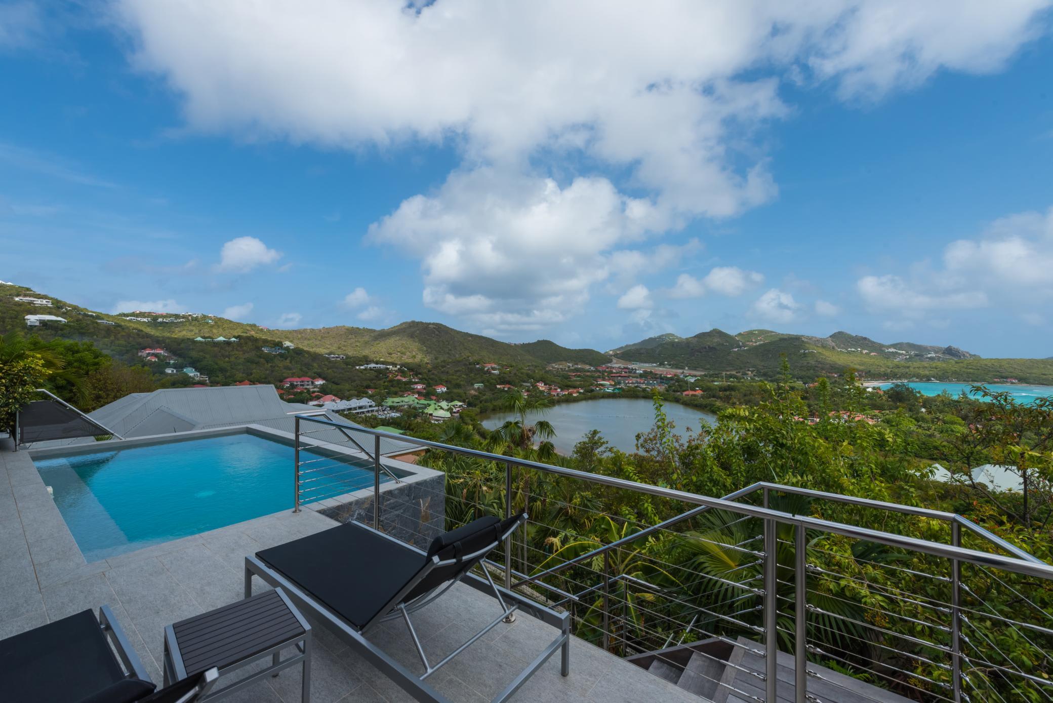 Property Image 1 - New Paradise Villa with Stunning Island Views