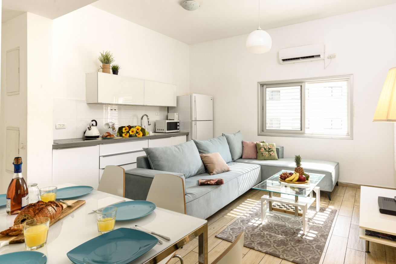 Livingroom, dining area, airconditioning