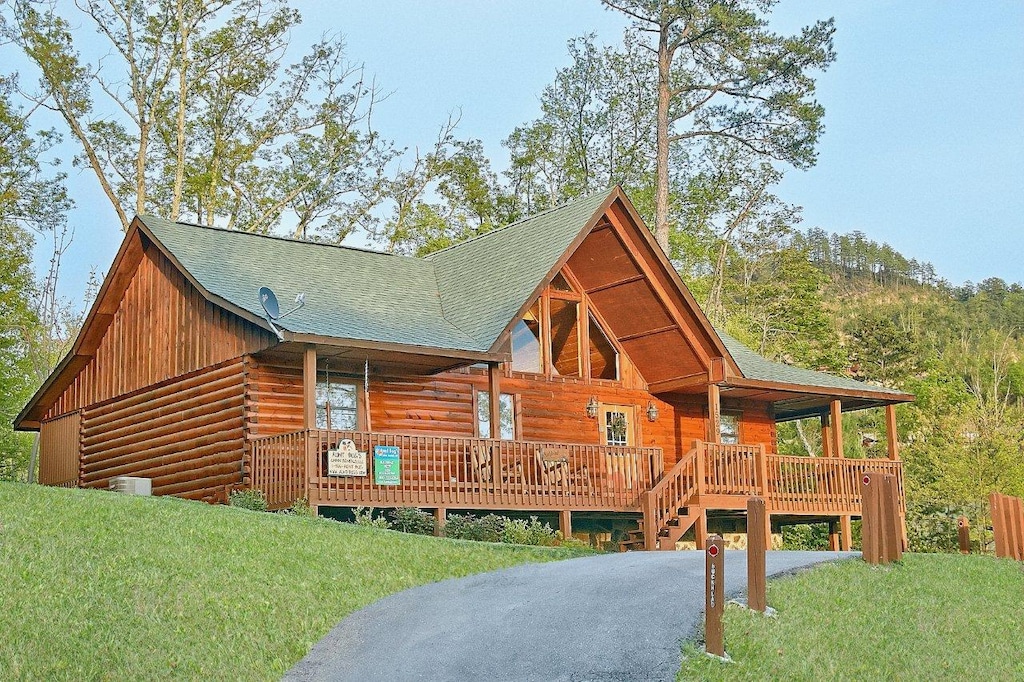 This luxury cabin rental has everything your family or group of friends could ever ask for in a Smoky Mountain Resort Cabin. If you will be visiting Dollywood on your trip, this cabin has easy access to the #1 attraction in Tennessee.