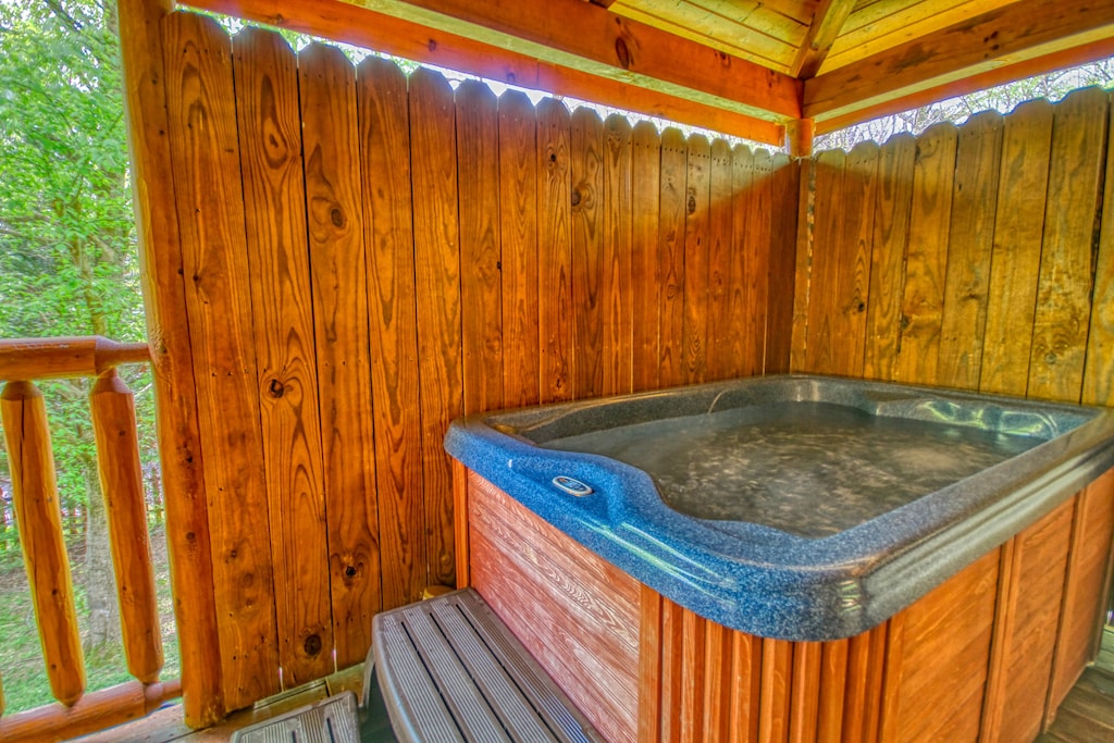 Enjoy the evening in the hot tub