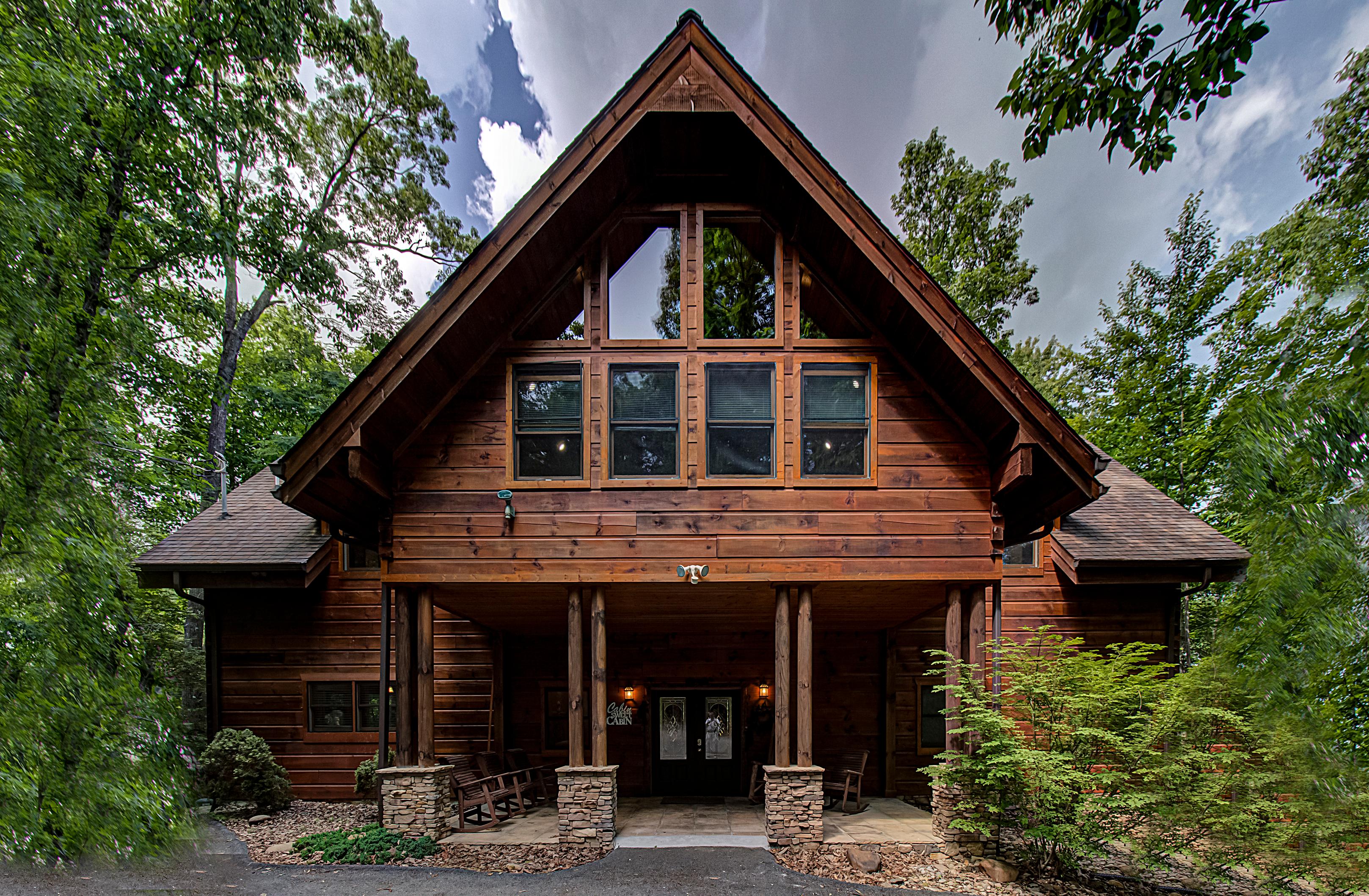 Arrowhead is spacious five bedroom cabin located on five acres just minutes from Downtown Gatlinburg
