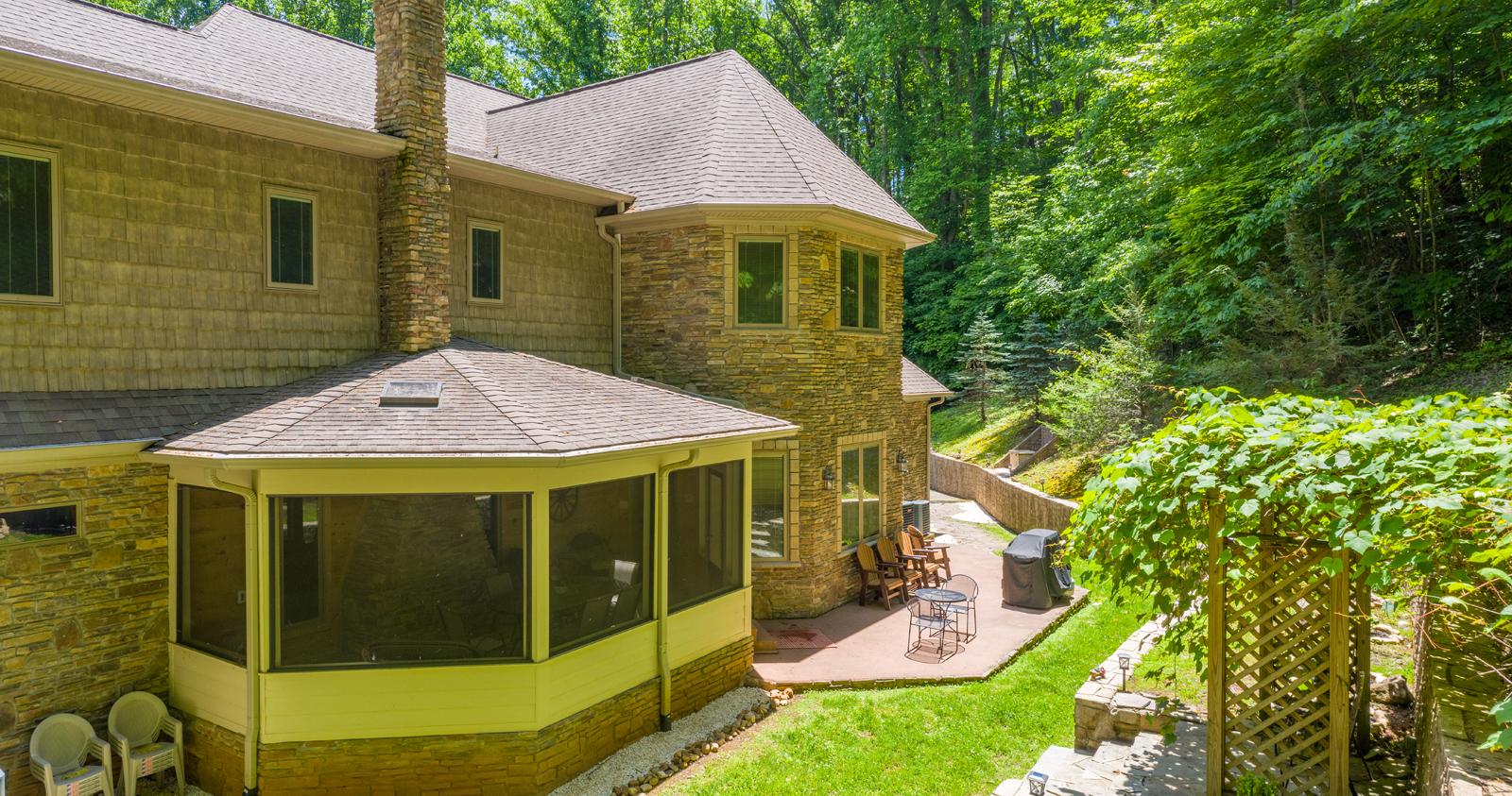 Screened in porch overlooking bird sanctuary and rose garden!