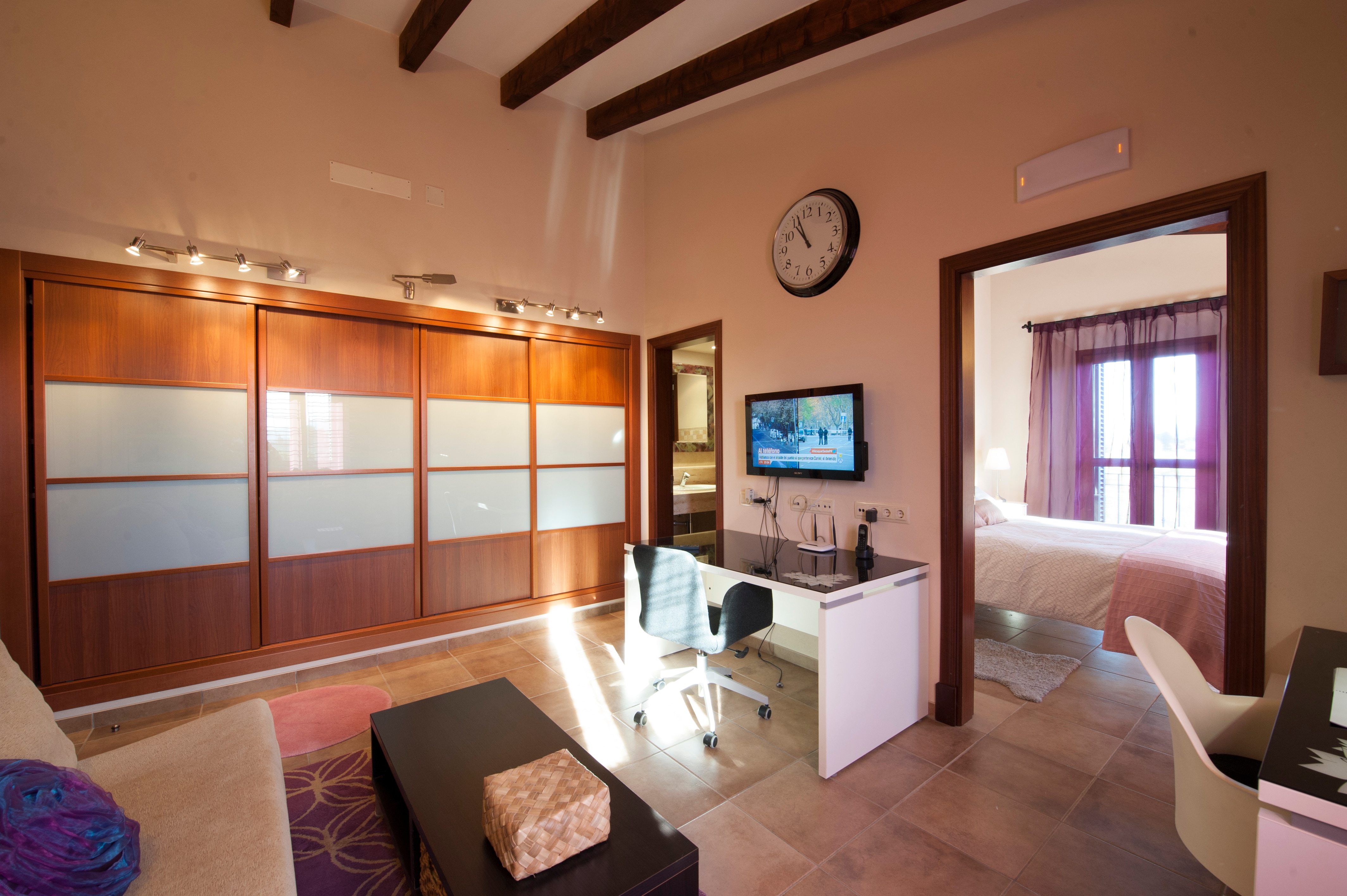 Luxurious 6-bedroom villa just 10 minutes from the beach