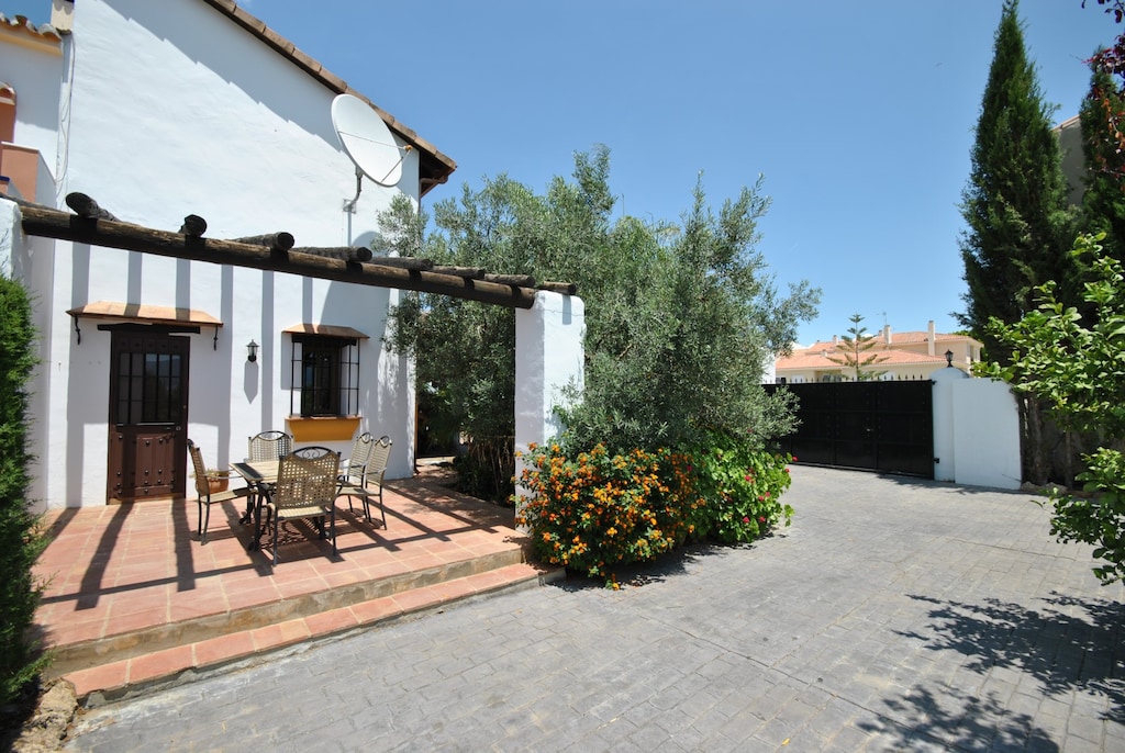 Enjoy the terrace of this house with a fireplace in Alhaurín el Grande