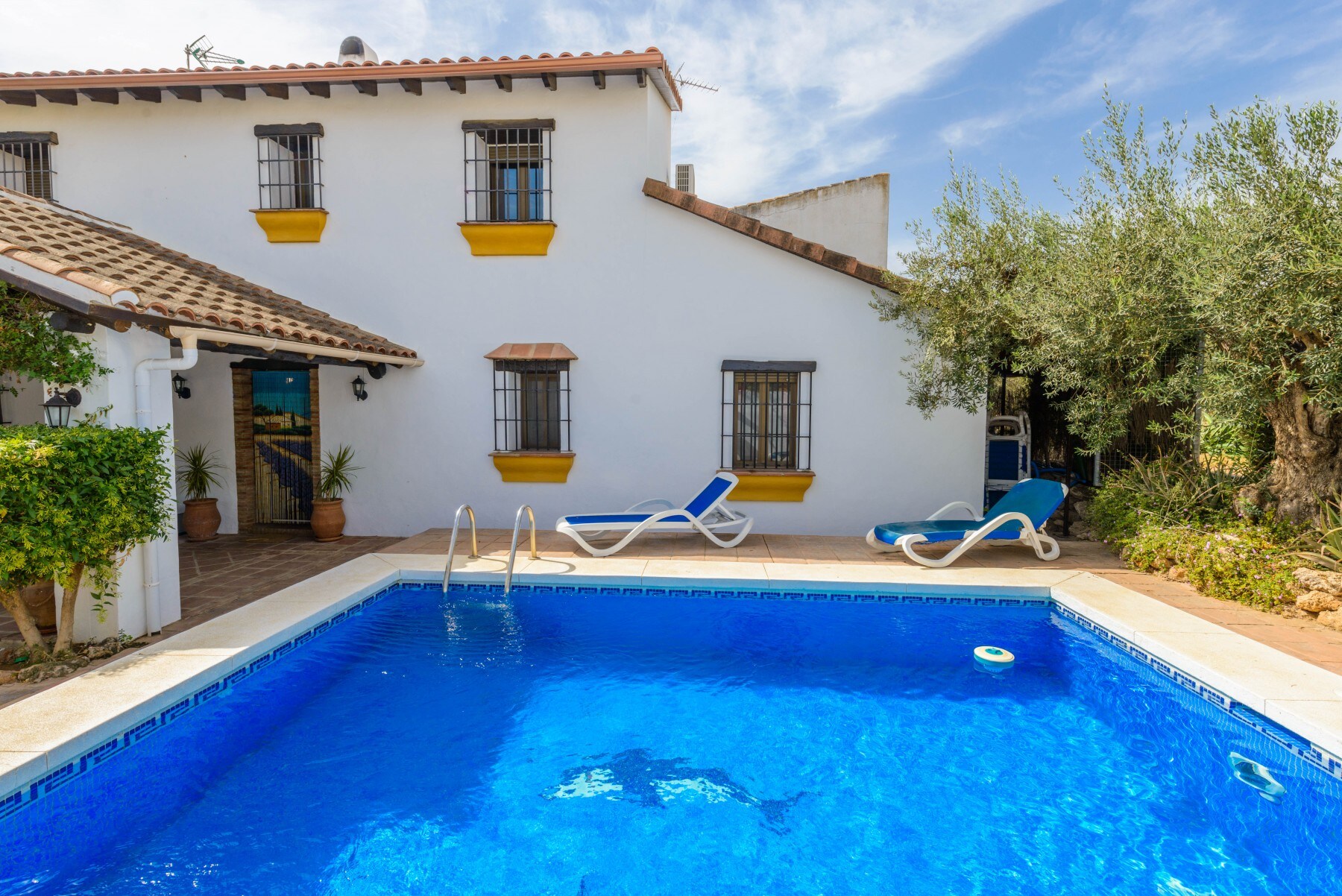 Enjoy the pool of this house with fireplace in Alhaurín el Grande