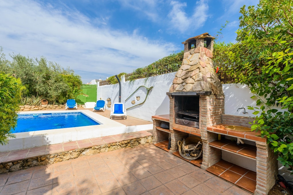 Enjoy the barbecue in this house with a fireplace in Alhaurín el Grande