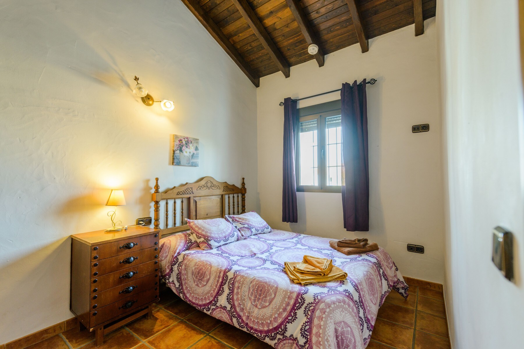 Enjoy the bedroom of this house with a fireplace in Alhaurín el Grande