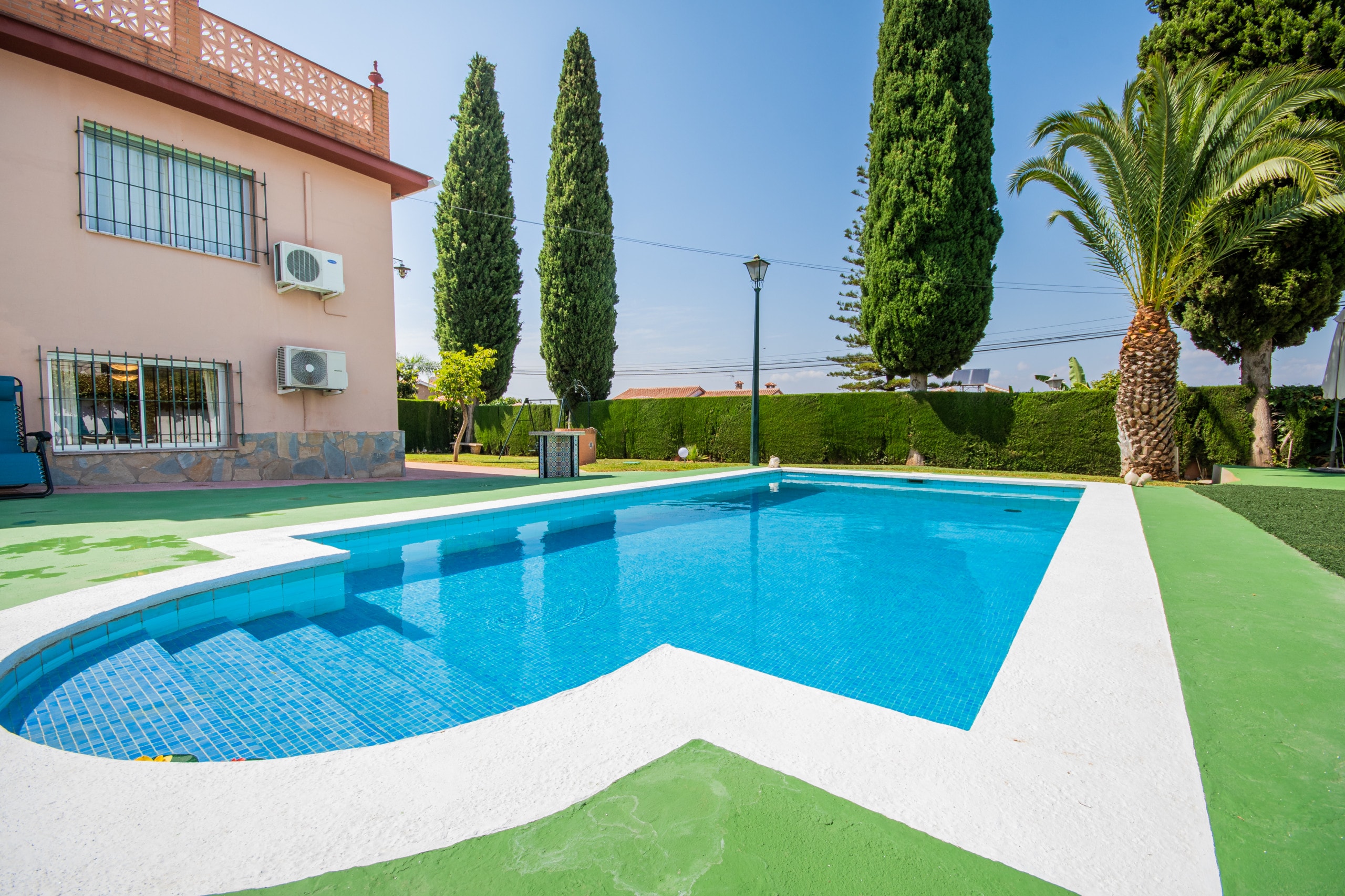 Enjoy the private pool of this house in Alhaurín de la Torre.