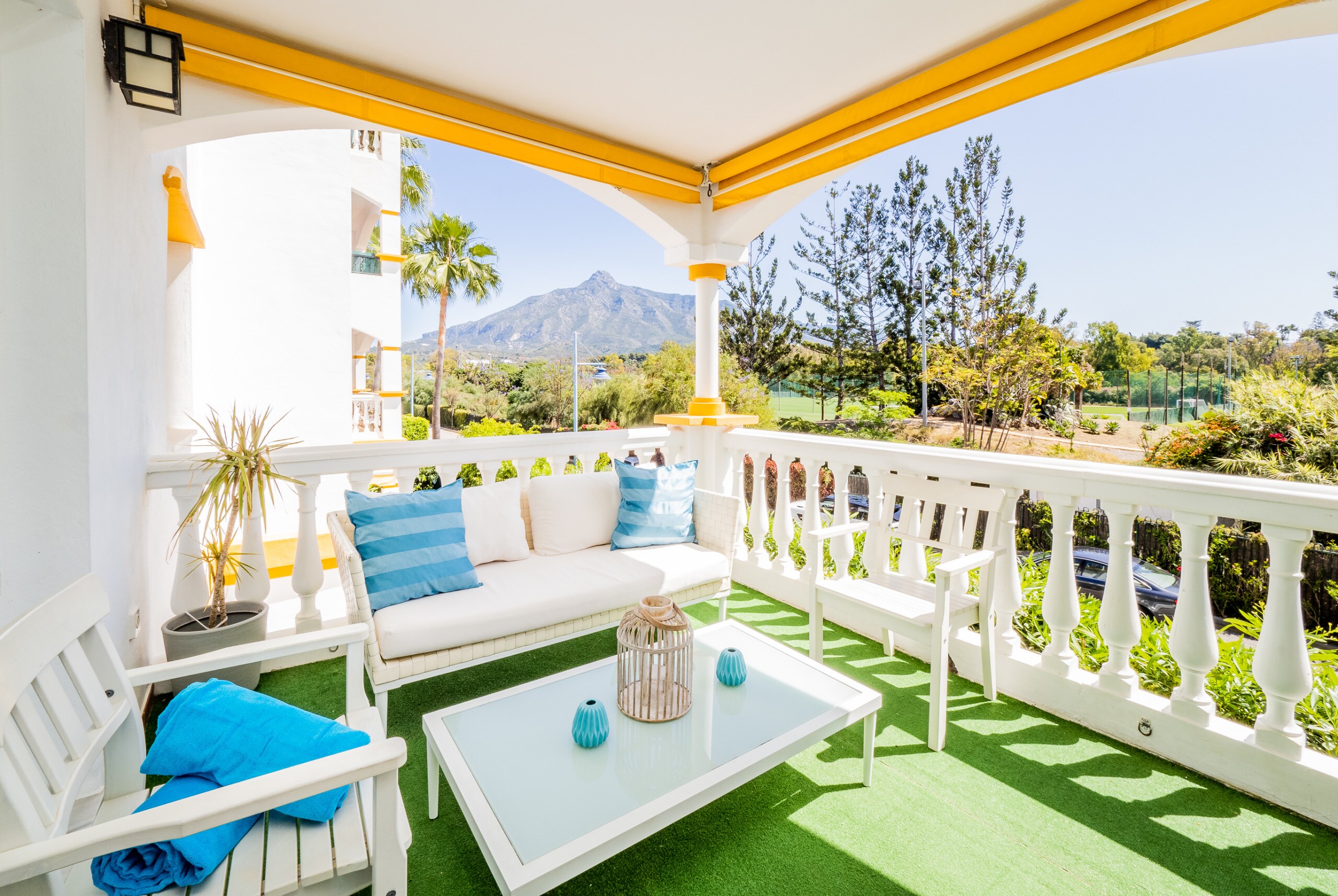 Enjoy the terrace of this apartment in Los Naranjos (Marbella)