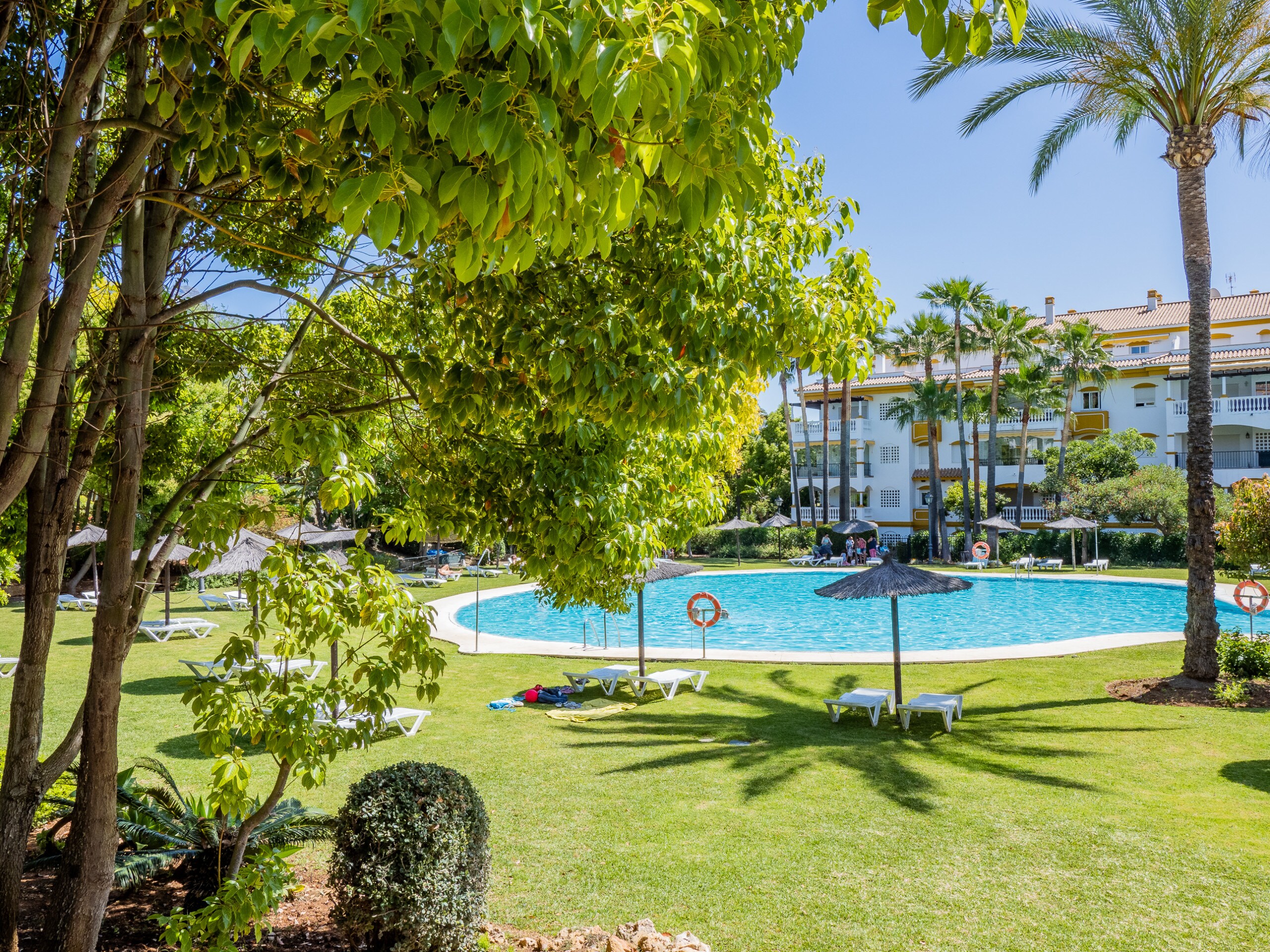 Enjoy the garden of this apartment in Los Naranjos (Marbella)
