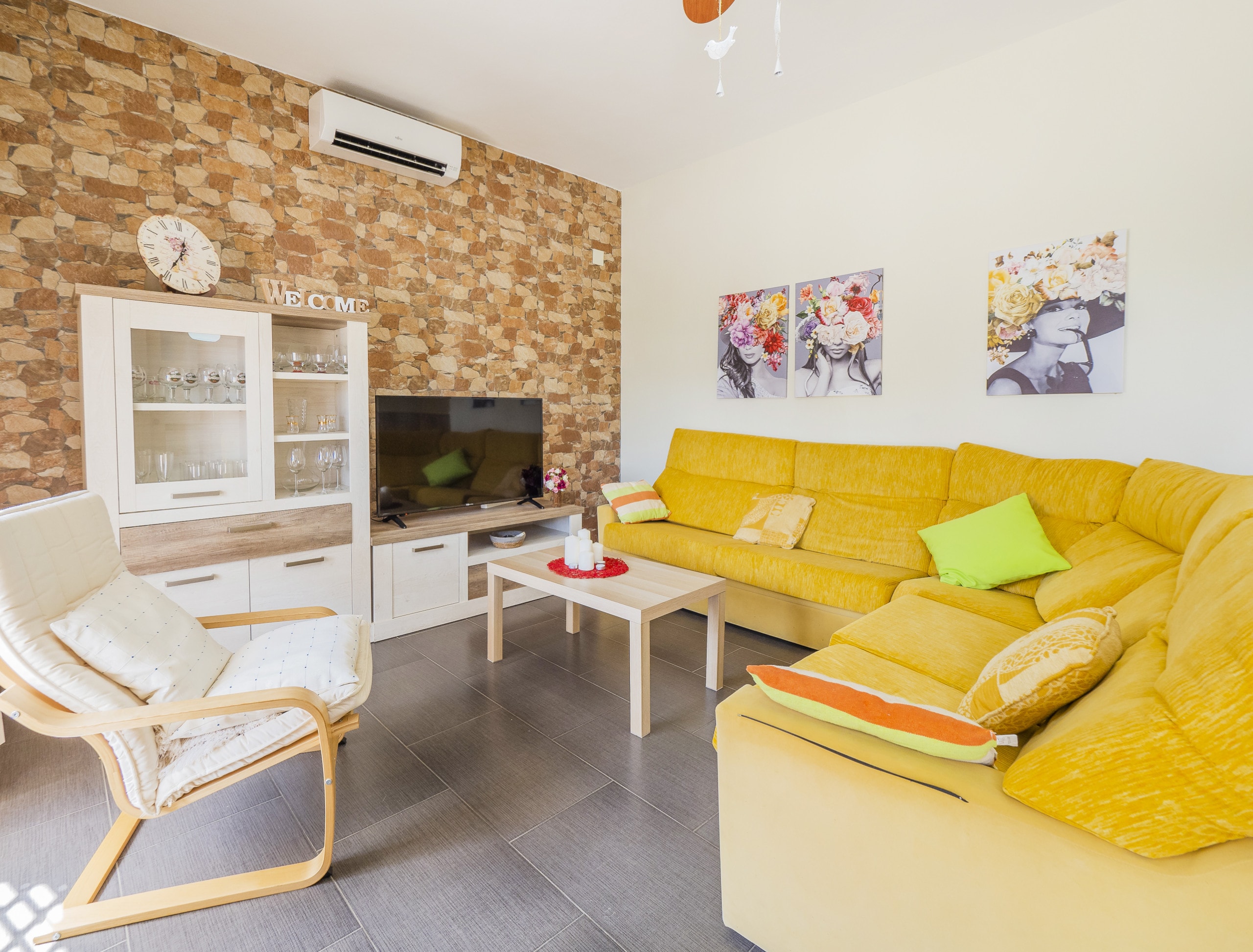 Enjoy the living room of this country house in Alhaurín de la torre