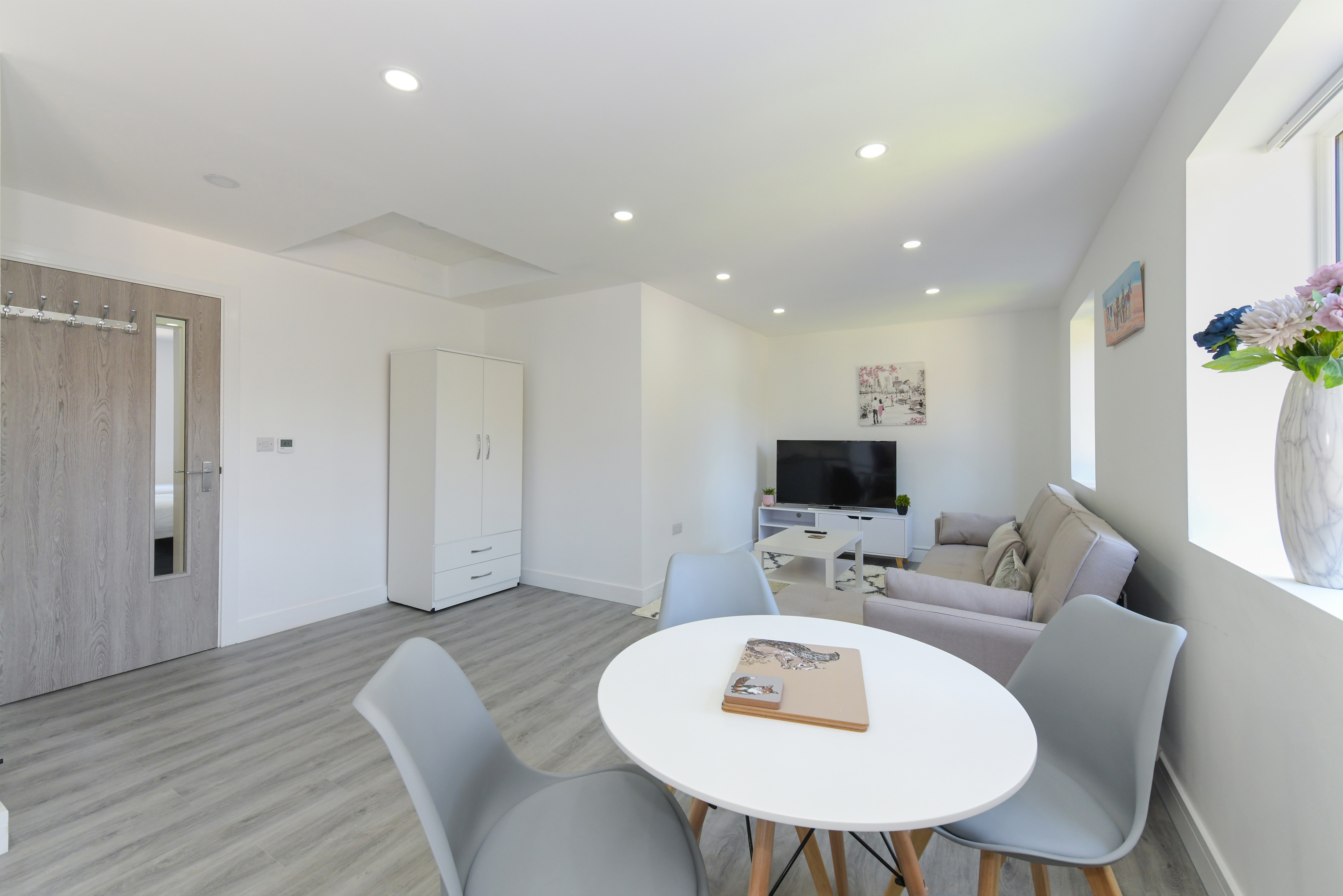 Modern & Homely 2bed Apt, Low Carbon, Parking